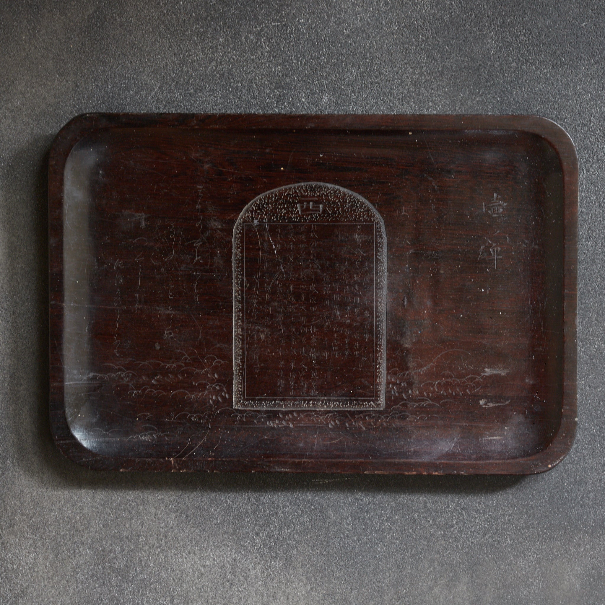 HÖLZERNES TEETABLETT, Geschnitztes mit Tsubo-no-Ishibumi-Motiv, Meiji-Zeit(1868–1912 n. Chr.)