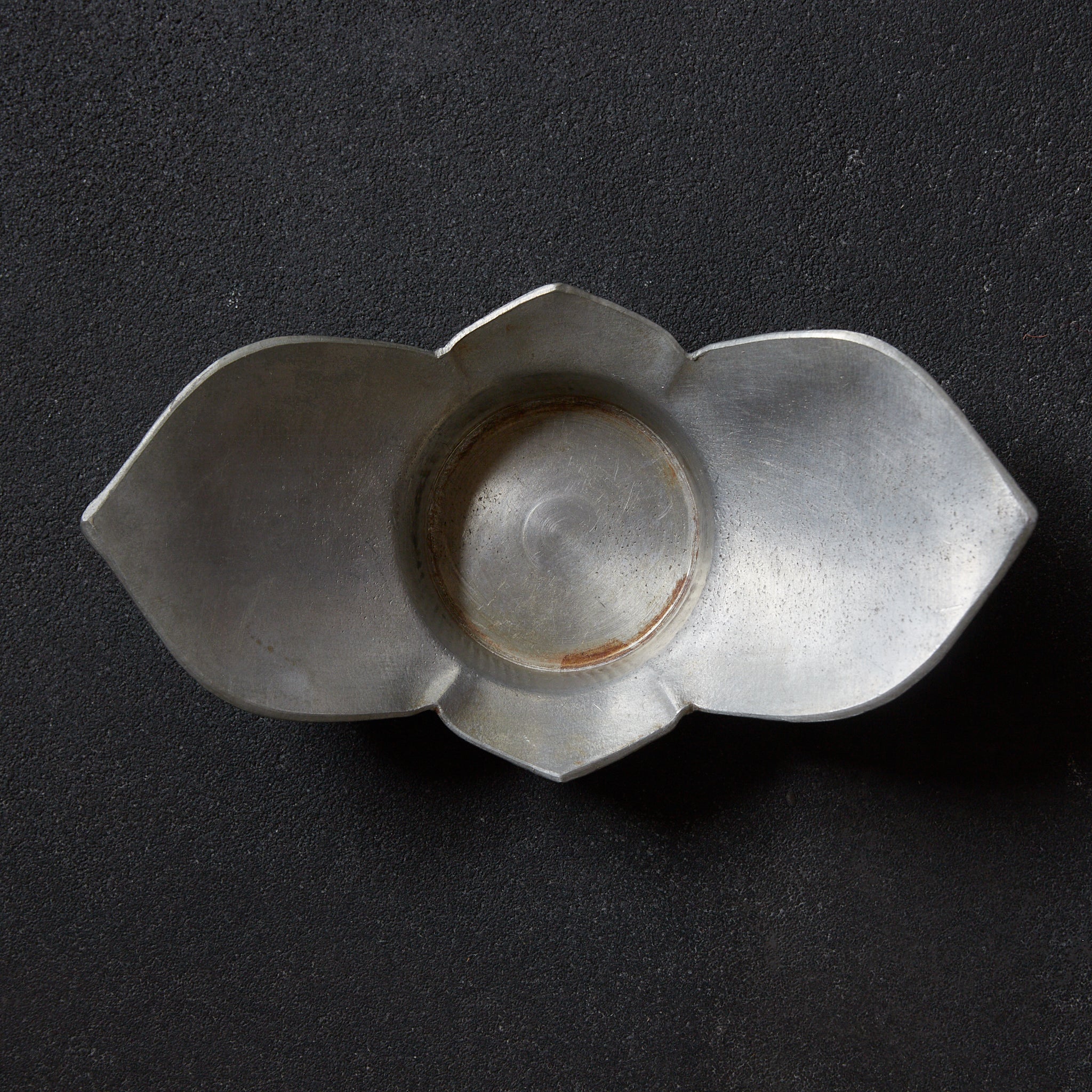 ALTE RUNDBLÜTENFÖRMIGE ZINNERNE UNTERTASSE, gemarkt, 5er-set, Qing-Dynastie(1616–1911 n. Chr.)