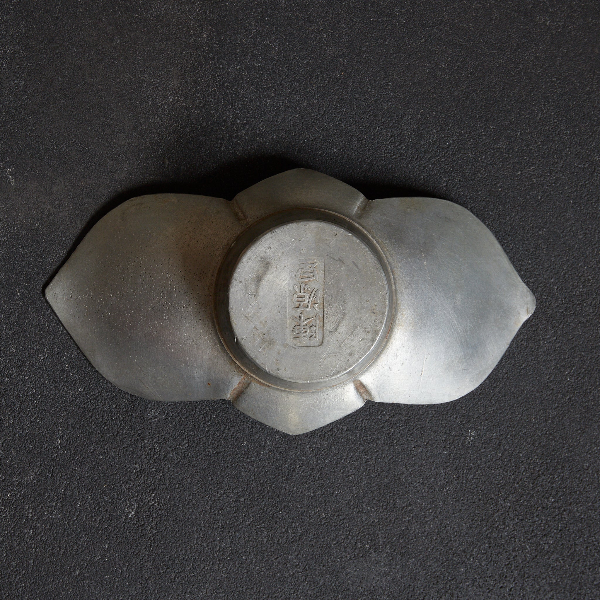 ALTE RUNDBLÜTENFÖRMIGE ZINNERNE UNTERTASSE, gemarkt, 5er-set, Qing-Dynastie(1616–1911 n. Chr.)