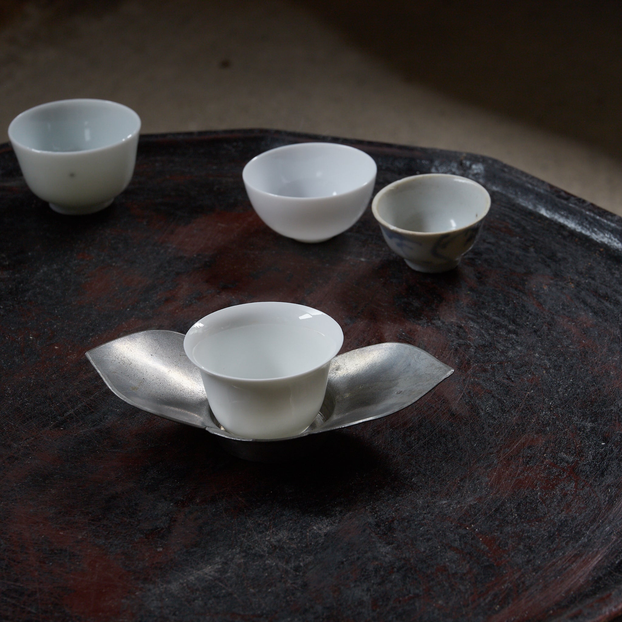 ALTE RUNDBLÜTENFÖRMIGE ZINNERNE UNTERTASSE, gemarkt, 5er-set, Qing-Dynastie(1616–1911 n. Chr.)