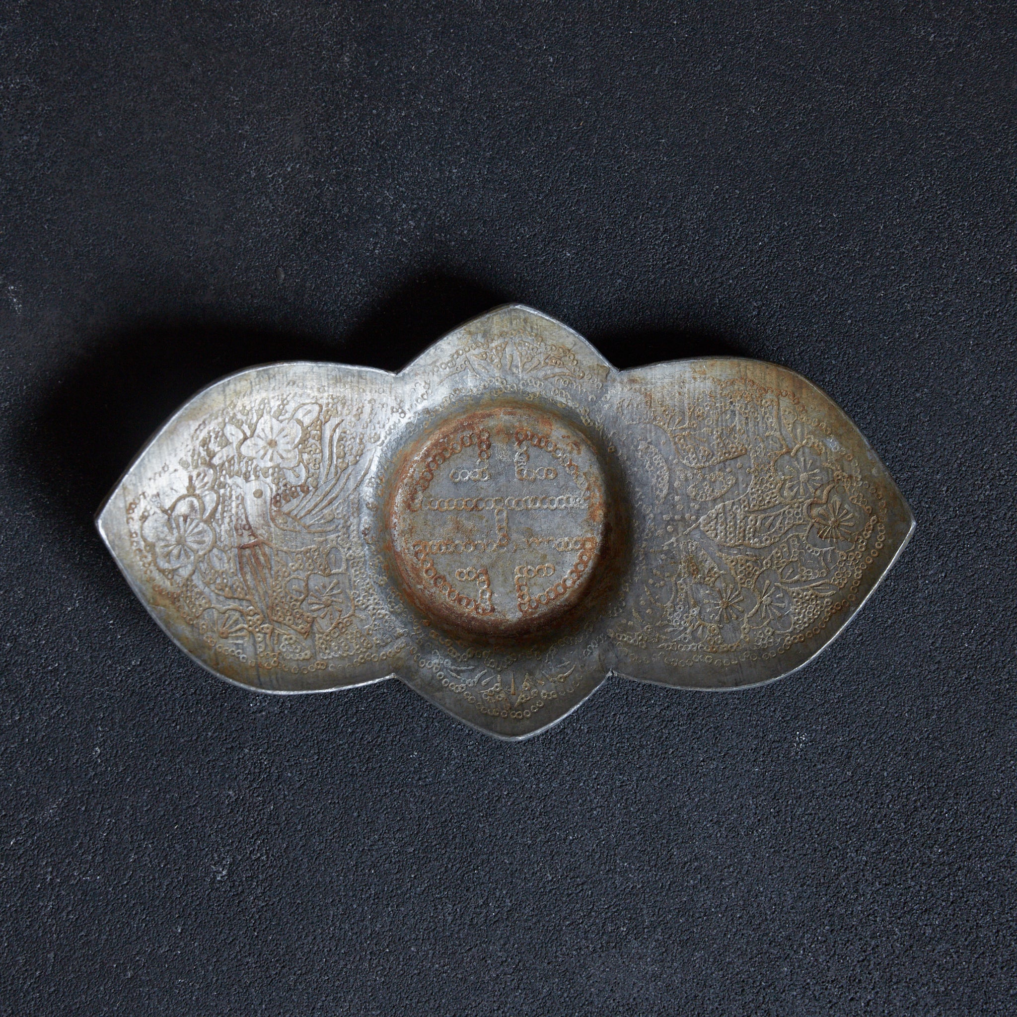 PIATTINO A FIORE LOBATA DI STAGNO ANTICO, Puntinato con motivo di fiori di pruno e uccelli, Marcato, set da 5, Dinastia Qing(1616–1911 d.C.)