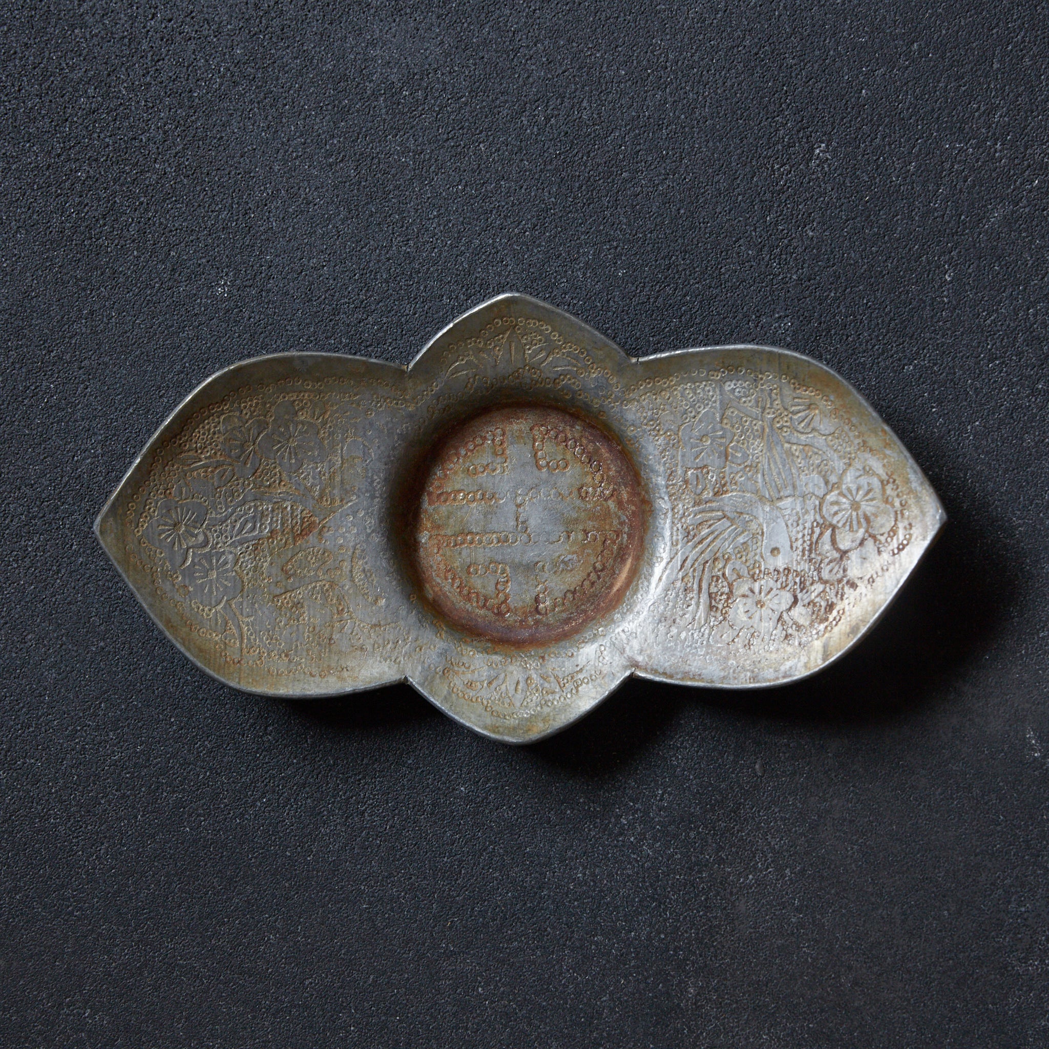 PIATTINO A FIORE LOBATA DI STAGNO ANTICO, Puntinato con motivo di fiori di pruno e uccelli, Marcato, set da 5, Dinastia Qing(1616–1911 d.C.)