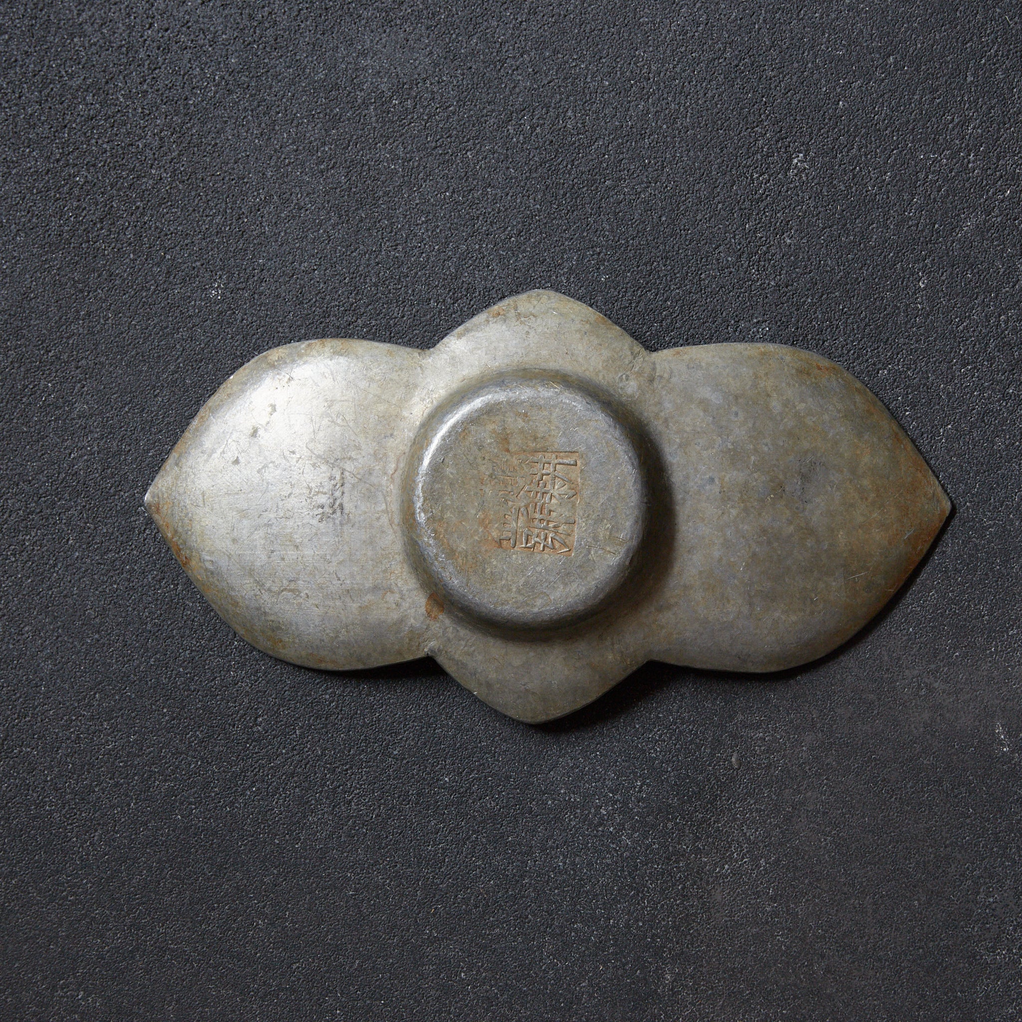PIATTINO A FIORE LOBATA DI STAGNO ANTICO, Puntinato con motivo di fiori di pruno e uccelli, Marcato, set da 5, Dinastia Qing(1616–1911 d.C.)