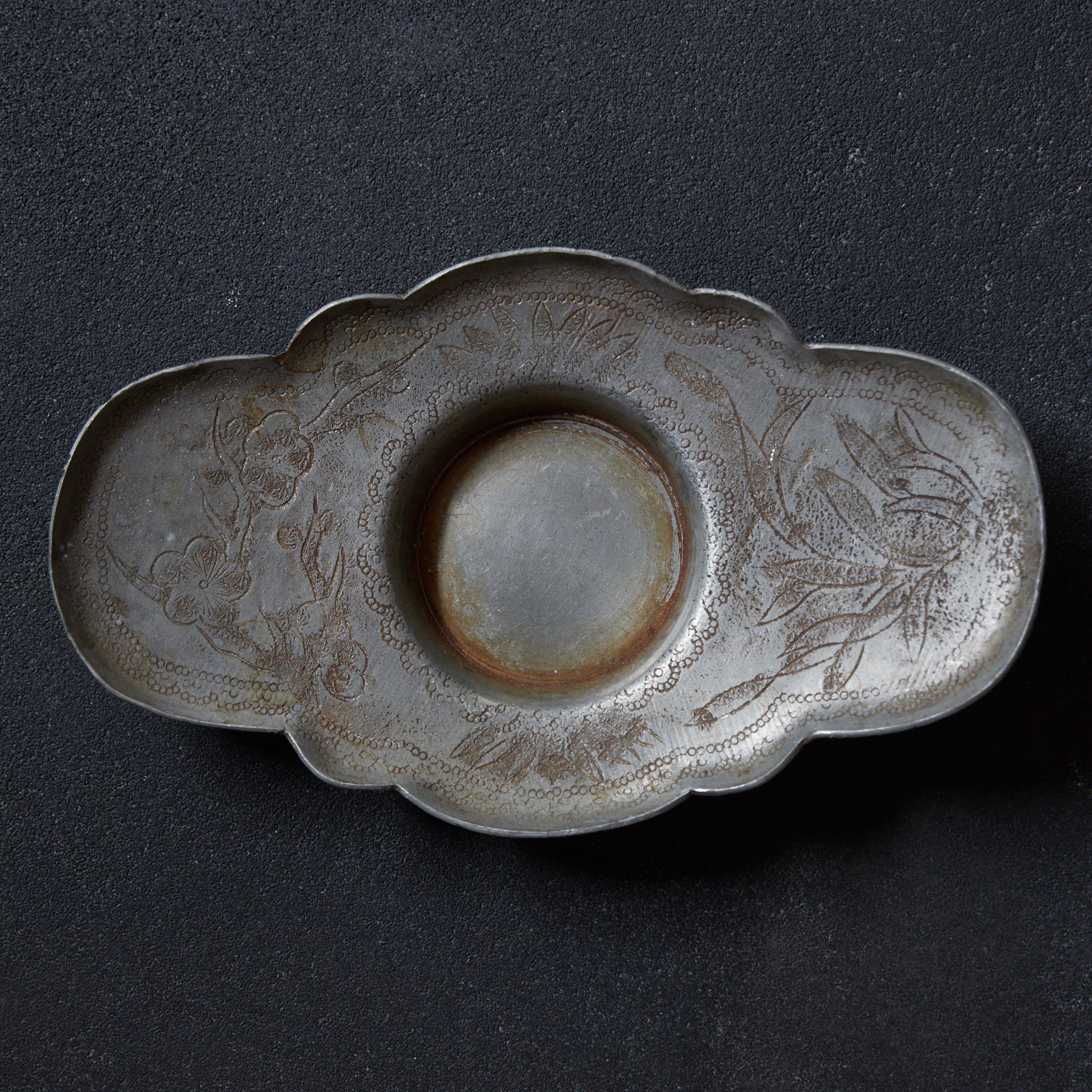 PIATTINO A FIORE LOBATA DI STAGNO ANTICO, Puntinato con motivo floreale e vegetale, Marcato, set da 5, Dinastia Qing(1616–1911 d.C.)