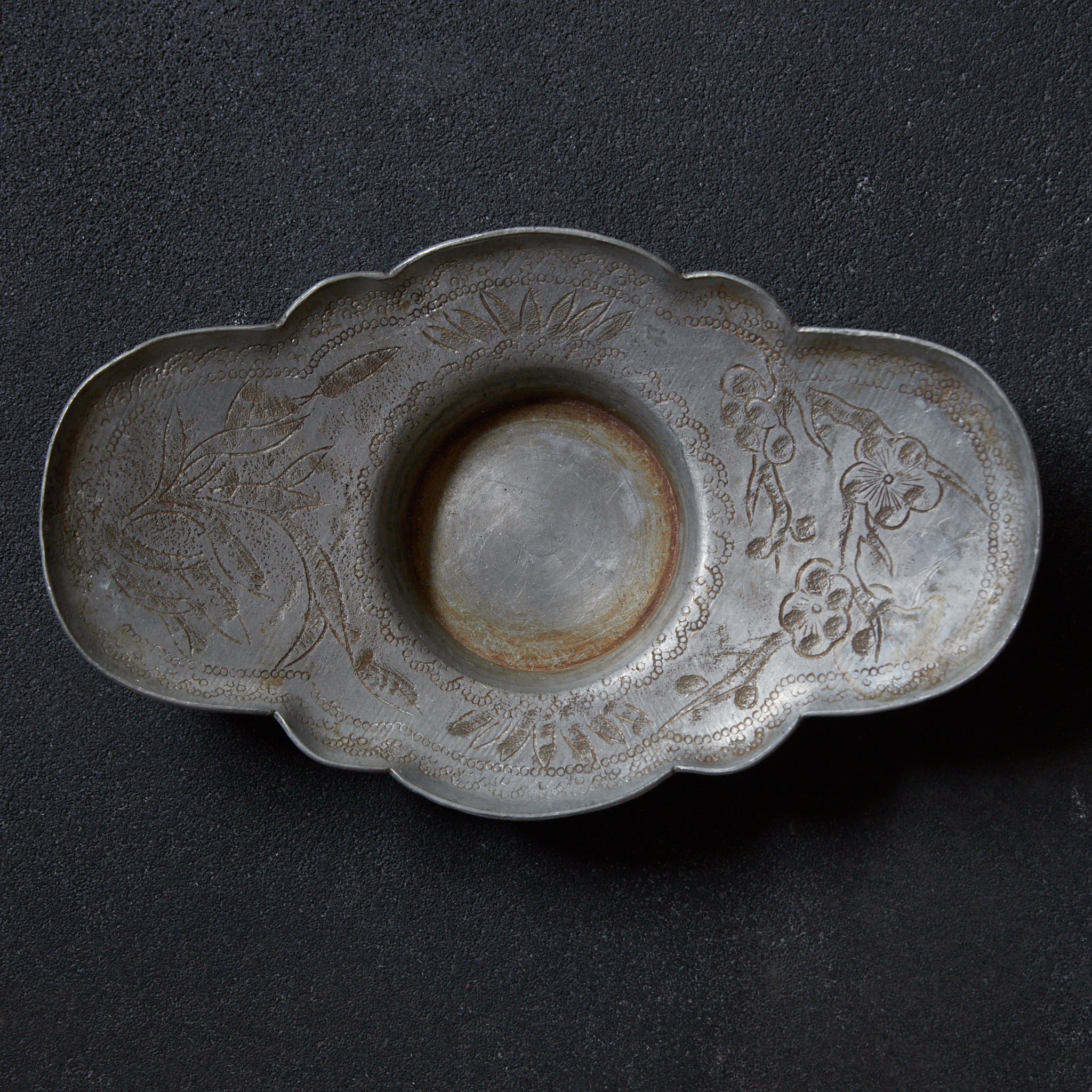 PIATTINO A FIORE LOBATA DI STAGNO ANTICO, Puntinato con motivo floreale e vegetale, Marcato, set da 5, Dinastia Qing(1616–1911 d.C.)