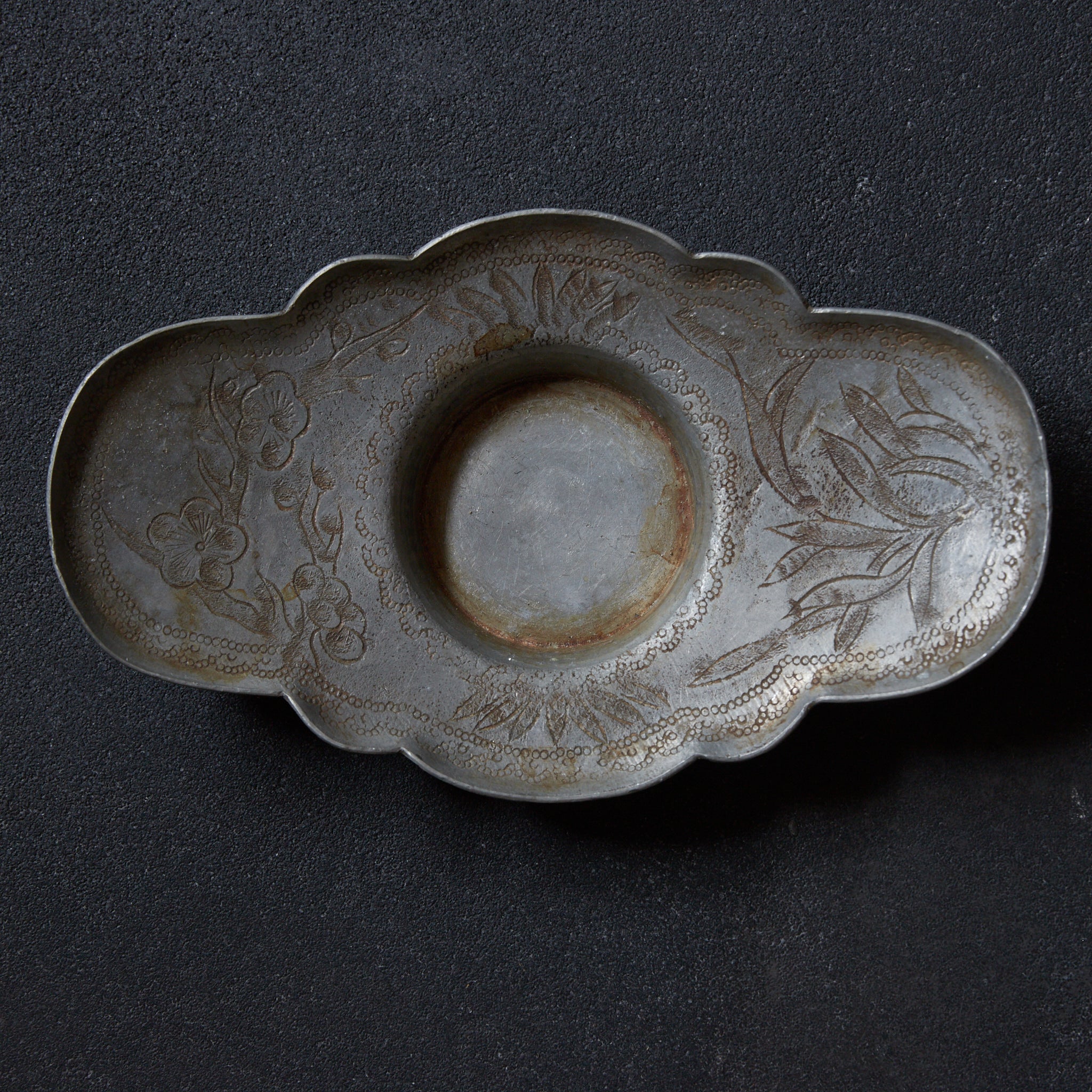 PIATTINO A FIORE LOBATA DI STAGNO ANTICO, Puntinato con motivo floreale e vegetale, Marcato, set da 5, Dinastia Qing(1616–1911 d.C.)