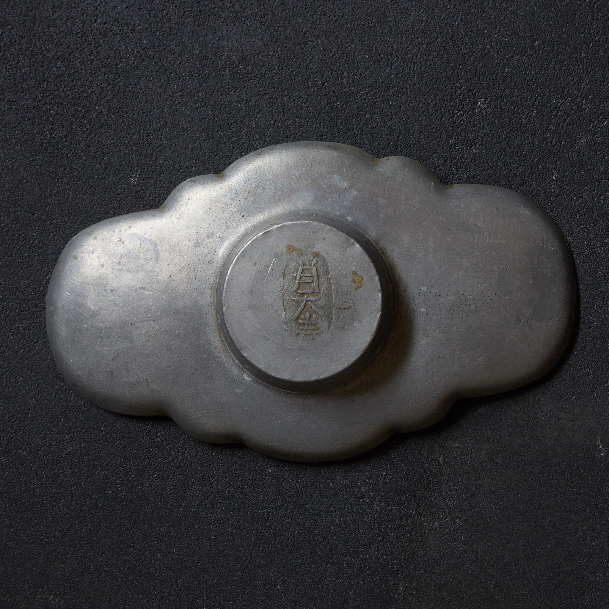 PIATTINO A FIORE LOBATA DI STAGNO ANTICO, Puntinato con motivo floreale e vegetale, Marcato, set da 5, Dinastia Qing(1616–1911 d.C.)