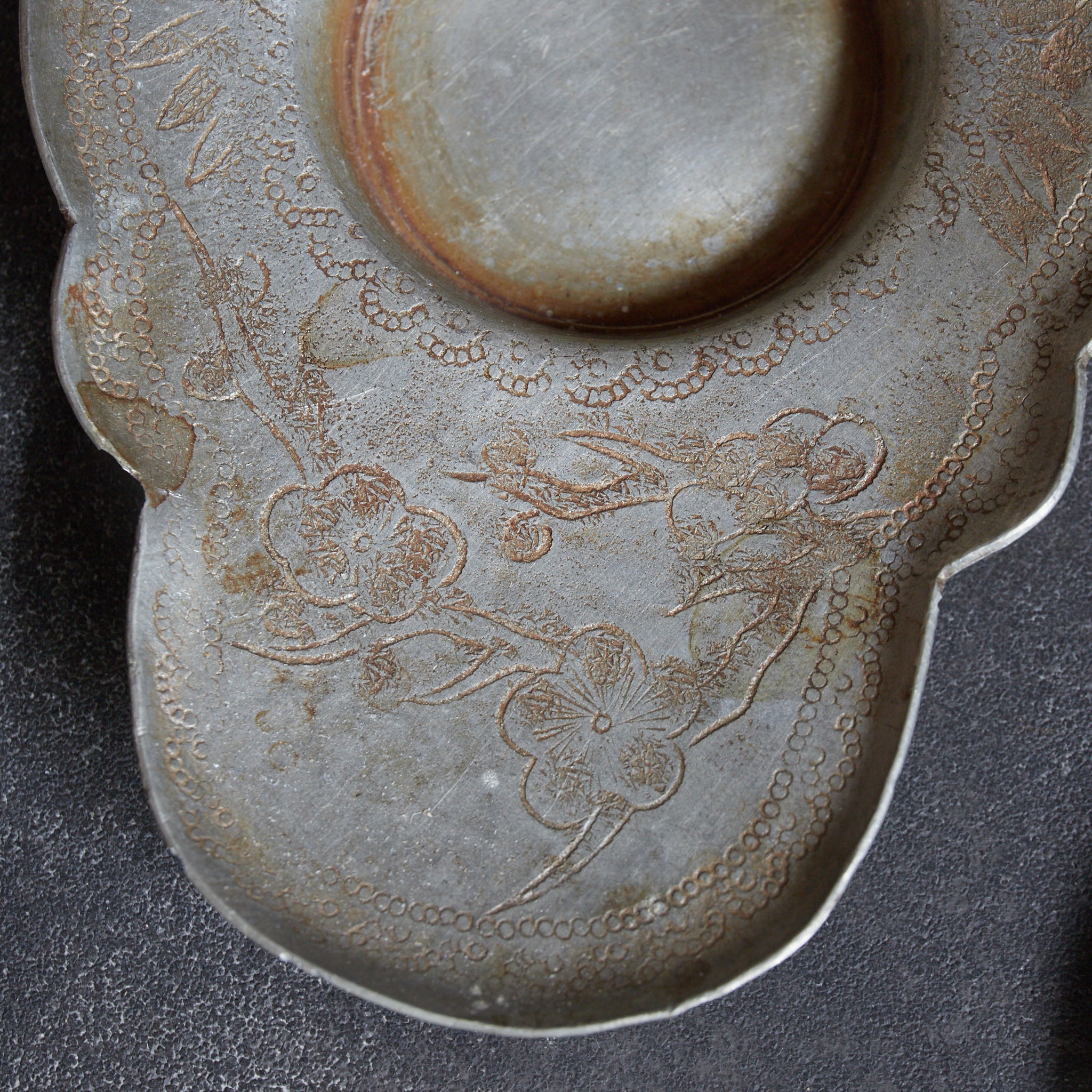 PIATTINO A FIORE LOBATA DI STAGNO ANTICO, Puntinato con motivo floreale e vegetale, Marcato, set da 5, Dinastia Qing(1616–1911 d.C.)