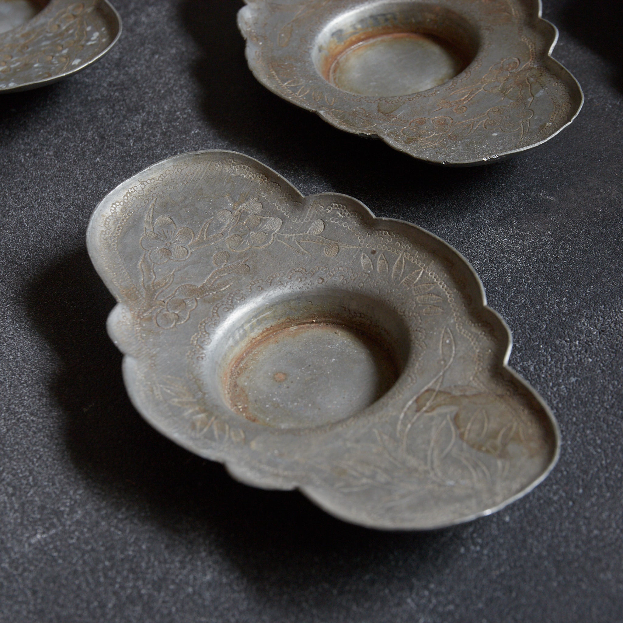 PIATTINO A FIORE LOBATA DI STAGNO ANTICO, Puntinato con motivo floreale e vegetale, Marcato, set da 5, Dinastia Qing(1616–1911 d.C.)