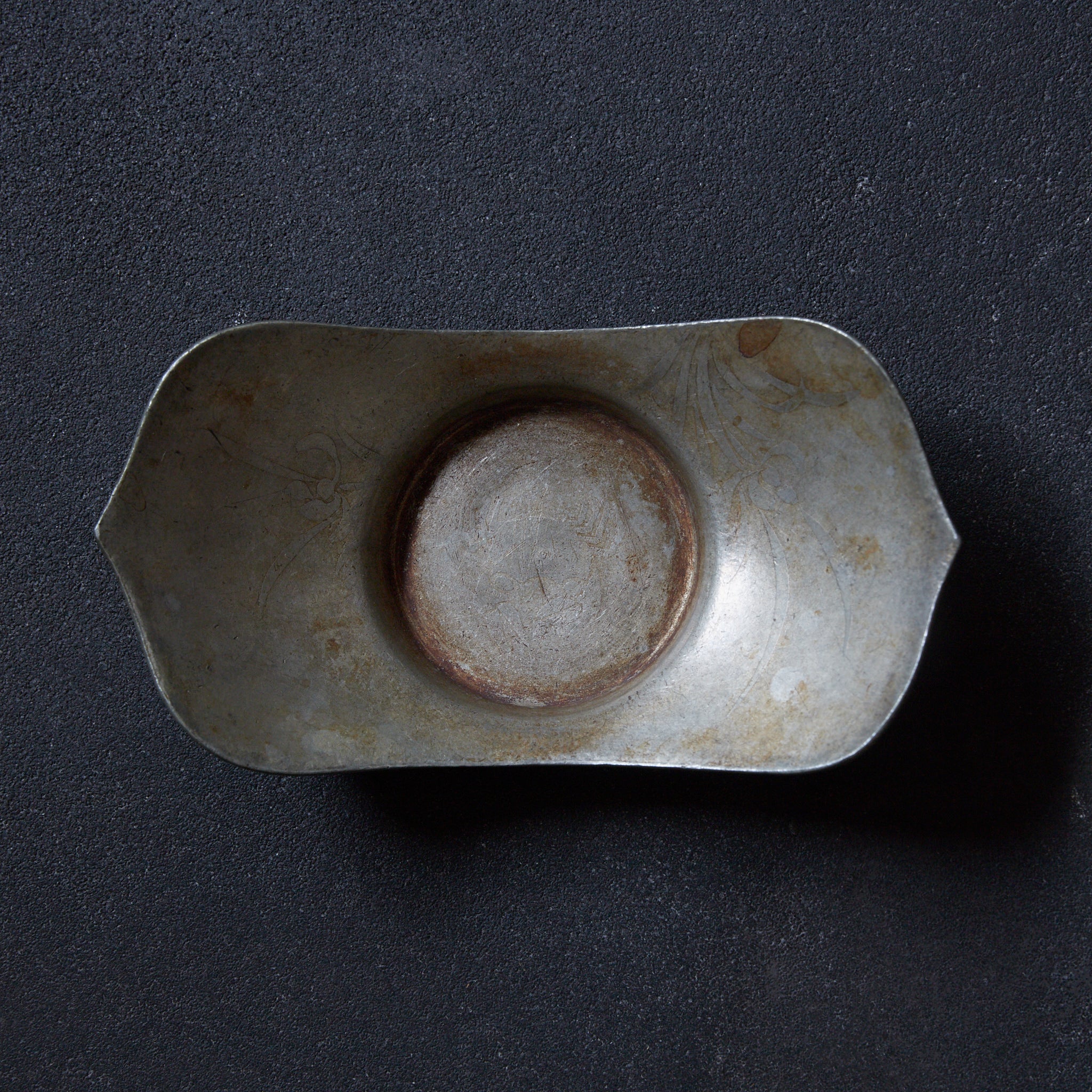 清代 古錫象嵌替絵文蓮弁形茶托 5客揃 在銘 木箱付(1616–1911CE)