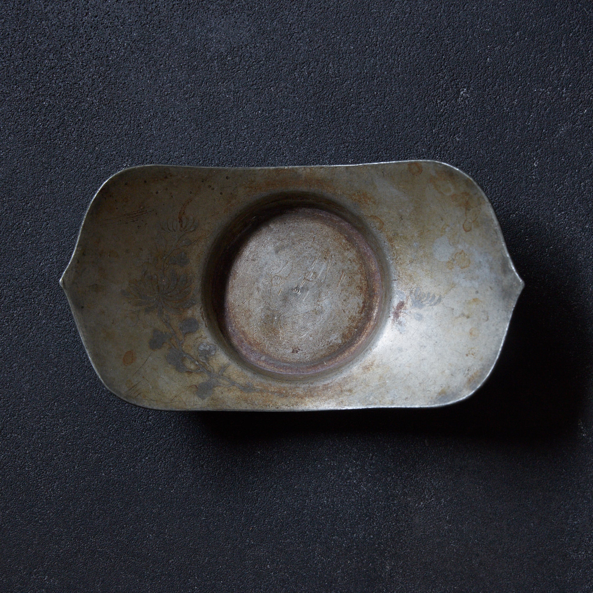 清代 古錫象嵌替絵文蓮弁形茶托 5客揃 在銘 木箱付(1616–1911CE)