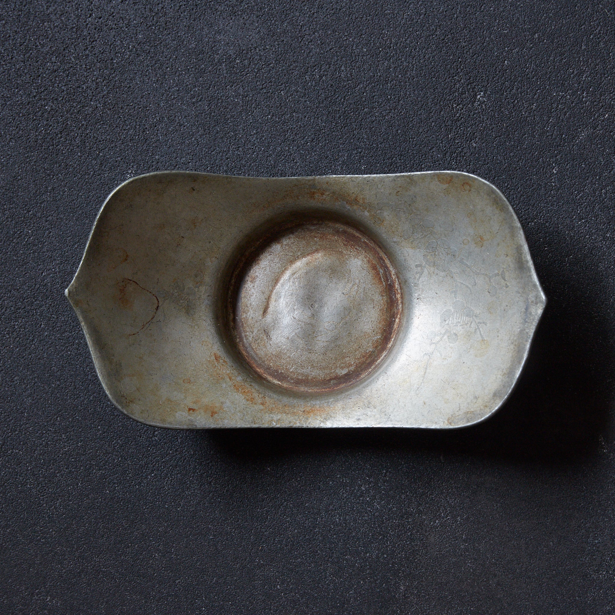 清代 古錫象嵌替絵文蓮弁形茶托 5客揃 在銘 木箱付(1616–1911CE)