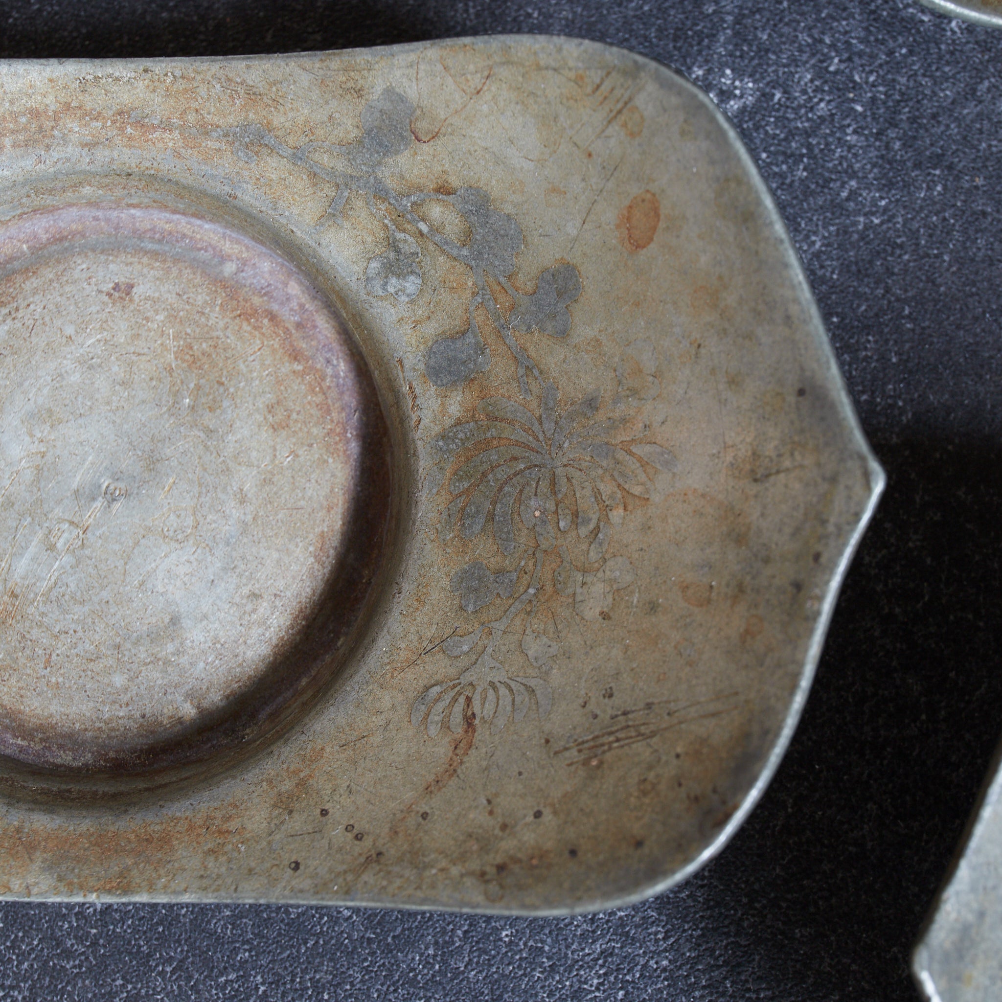 清代 古錫象嵌替絵文蓮弁形茶托 5客揃 在銘 木箱付(1616–1911CE)