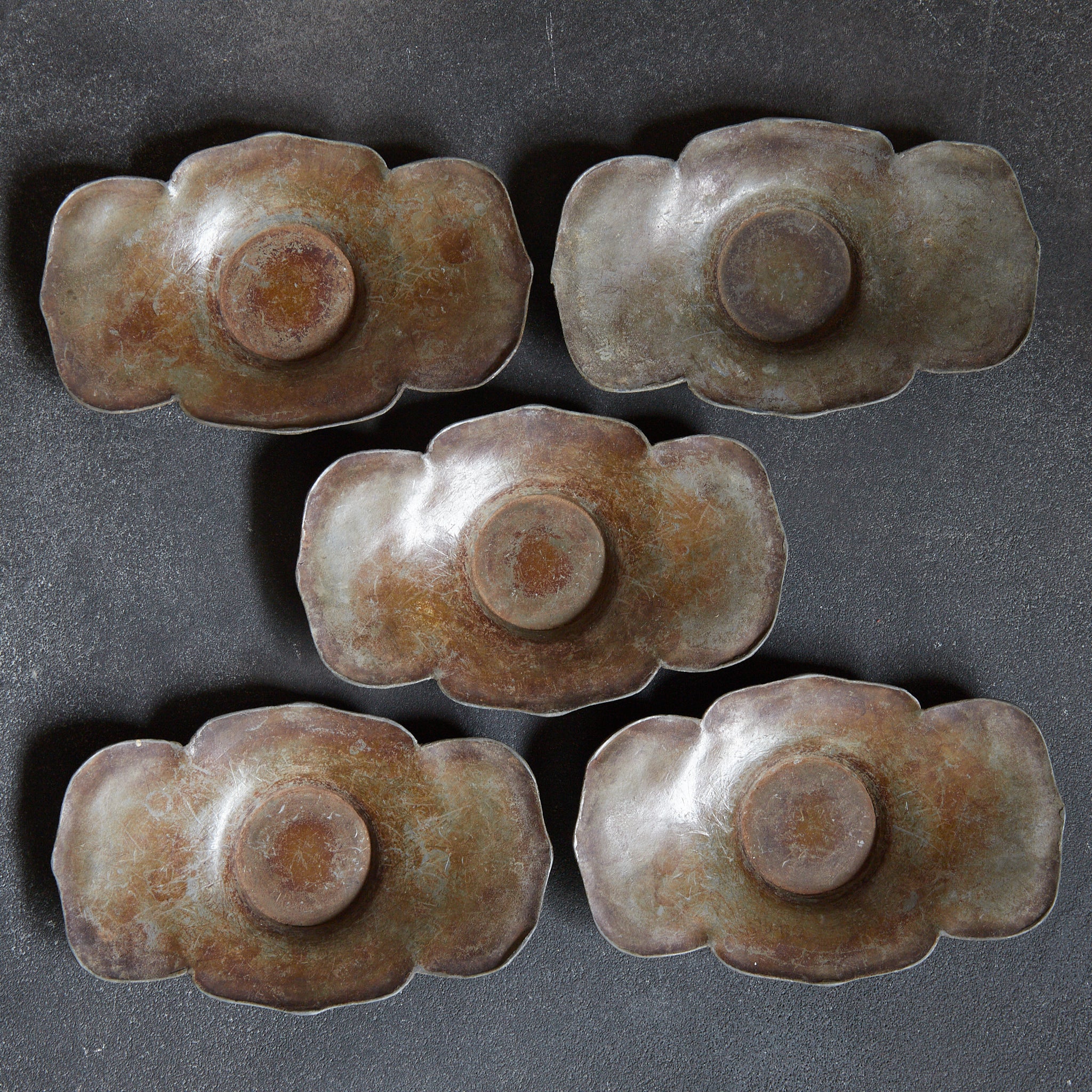 PIATTINO A FIORE LOBATA DI STAGNO ANTICO, Marcato, set da 5, Dinastia Qing(1616–1911 d.C.)