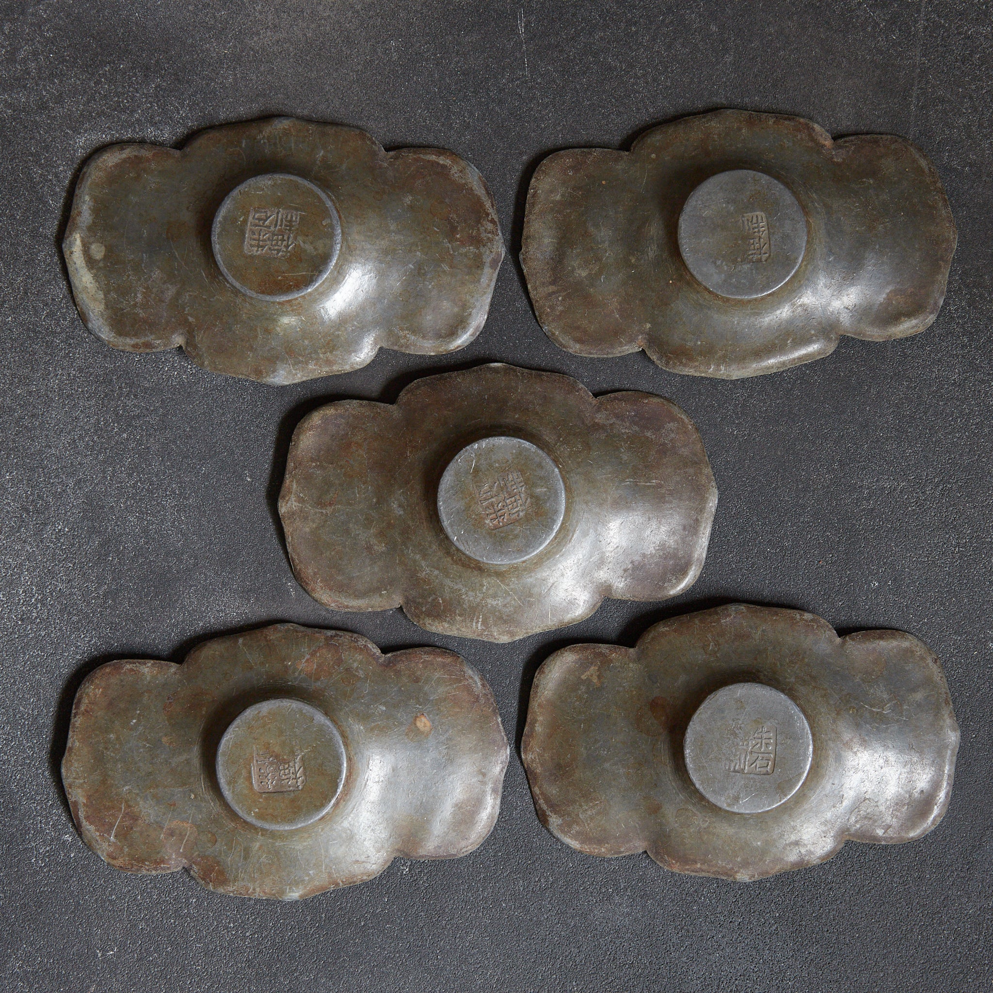 PIATTINO A FIORE LOBATA DI STAGNO ANTICO, Marcato, set da 5, Dinastia Qing(1616–1911 d.C.)