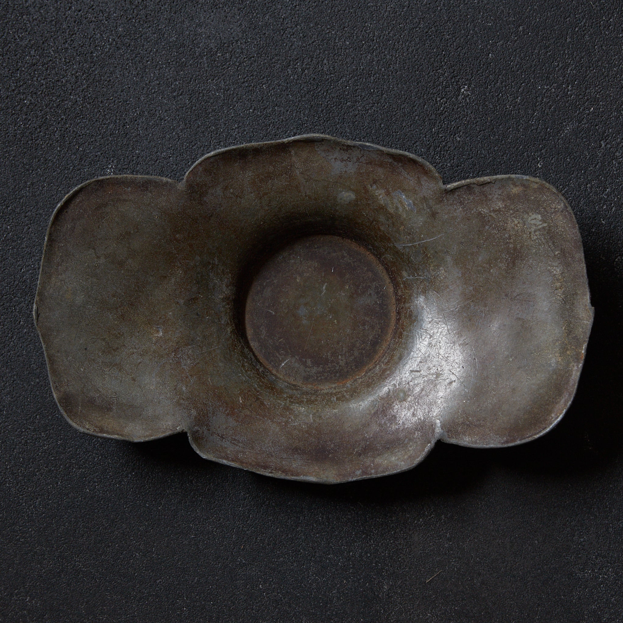 PIATTINO A FIORE LOBATA DI STAGNO ANTICO, Marcato, set da 5, Dinastia Qing(1616–1911 d.C.)