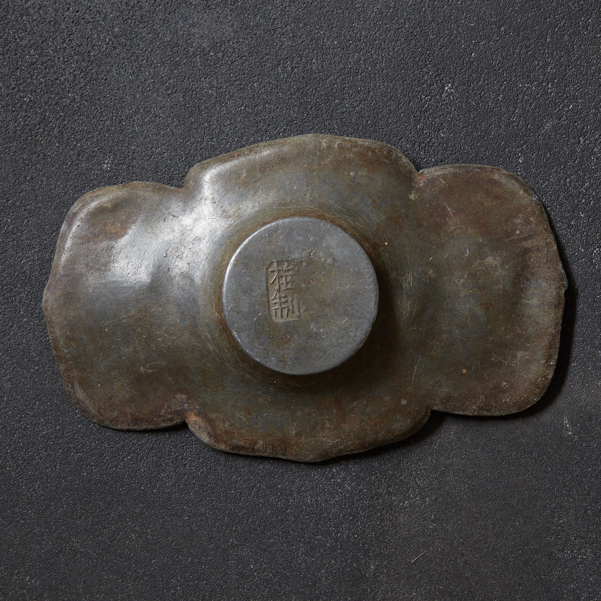PIATTINO A FIORE LOBATA DI STAGNO ANTICO, Marcato, set da 5, Dinastia Qing(1616–1911 d.C.)