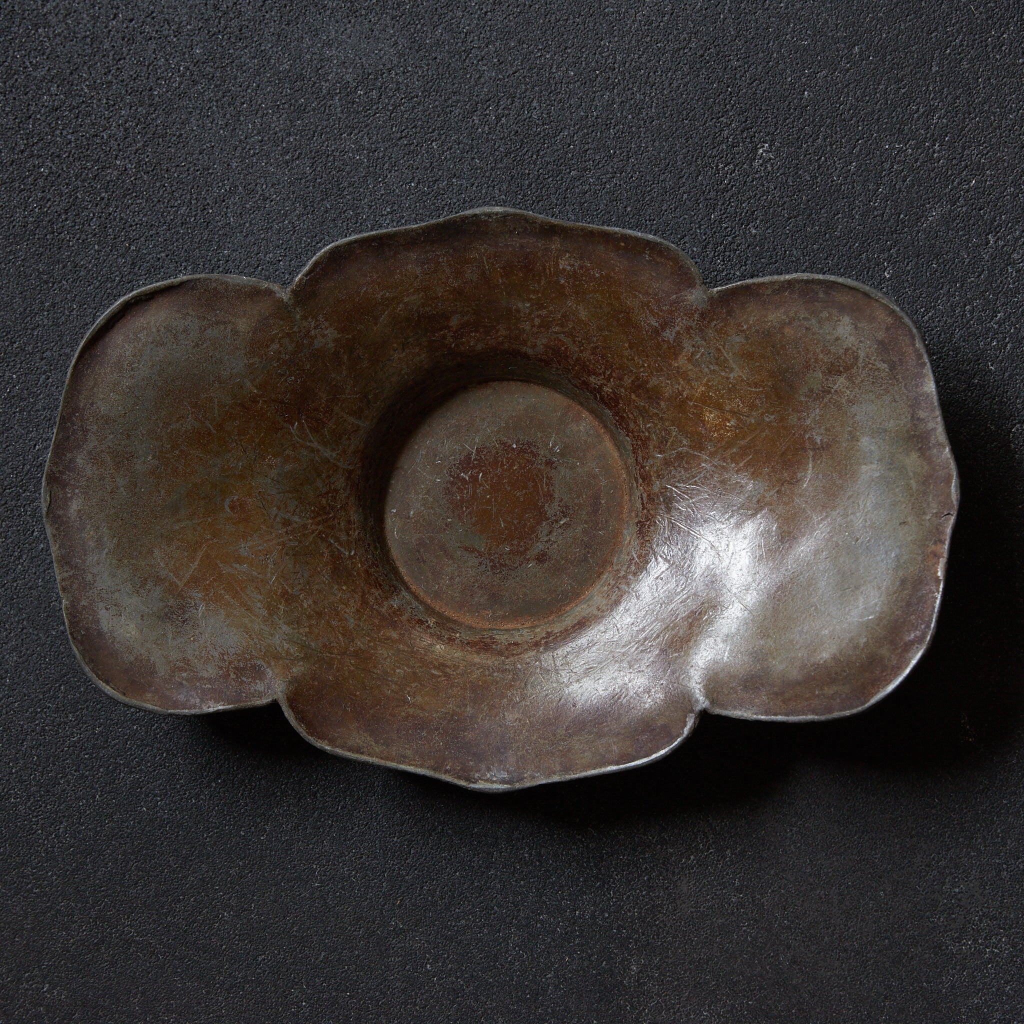 PIATTINO A FIORE LOBATA DI STAGNO ANTICO, Marcato, set da 5, Dinastia Qing(1616–1911 d.C.)