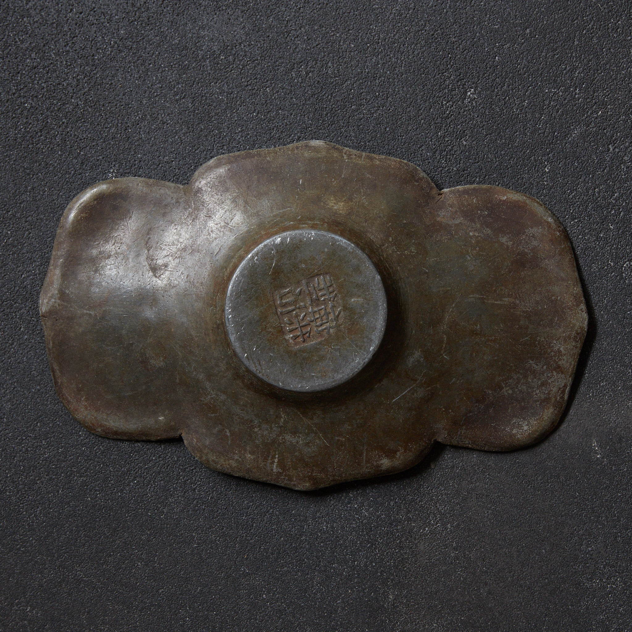PIATTINO A FIORE LOBATA DI STAGNO ANTICO, Marcato, set da 5, Dinastia Qing(1616–1911 d.C.)