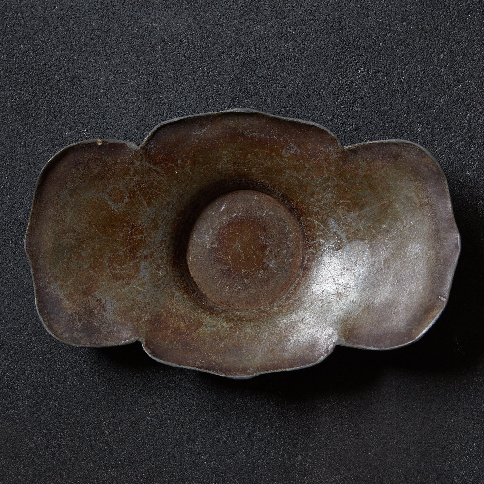 PIATTINO A FIORE LOBATA DI STAGNO ANTICO, Marcato, set da 5, Dinastia Qing(1616–1911 d.C.)