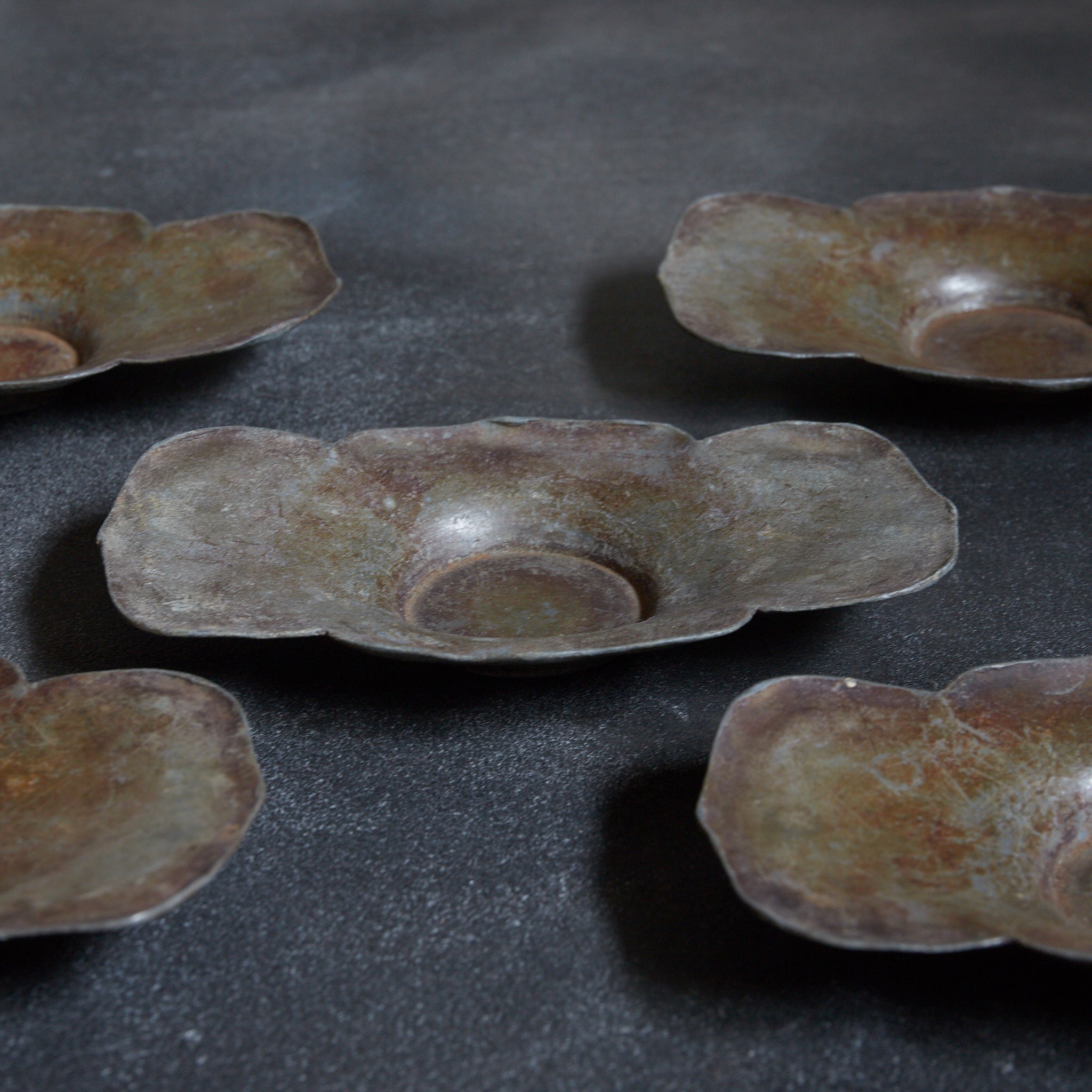 PIATTINO A FIORE LOBATA DI STAGNO ANTICO, Marcato, set da 5, Dinastia Qing(1616–1911 d.C.)
