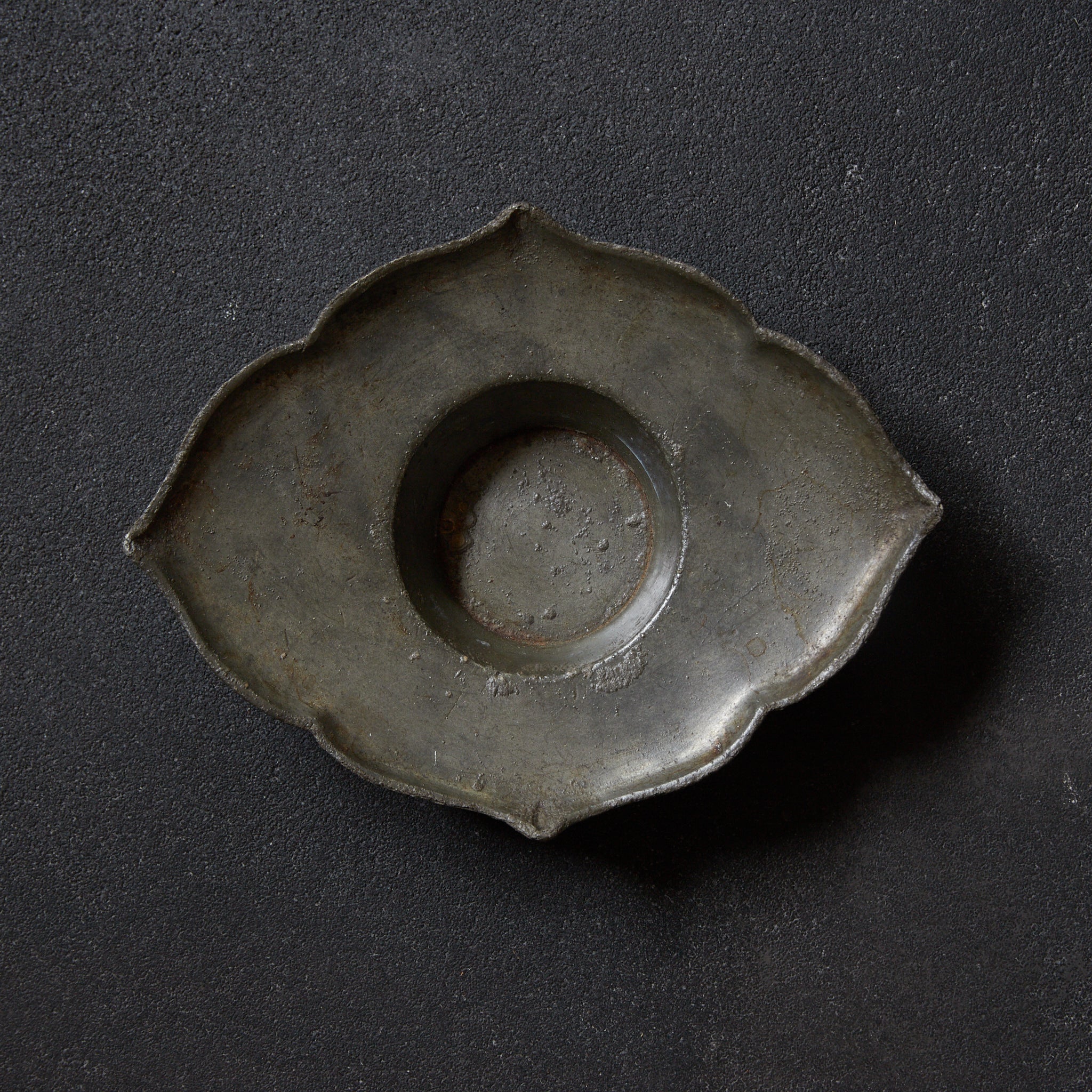 PIATTINO A FIORE LOBATA DI STAGNO ANTICO, Set da 5, Dinastia Qing(1616–1911 d.C.)