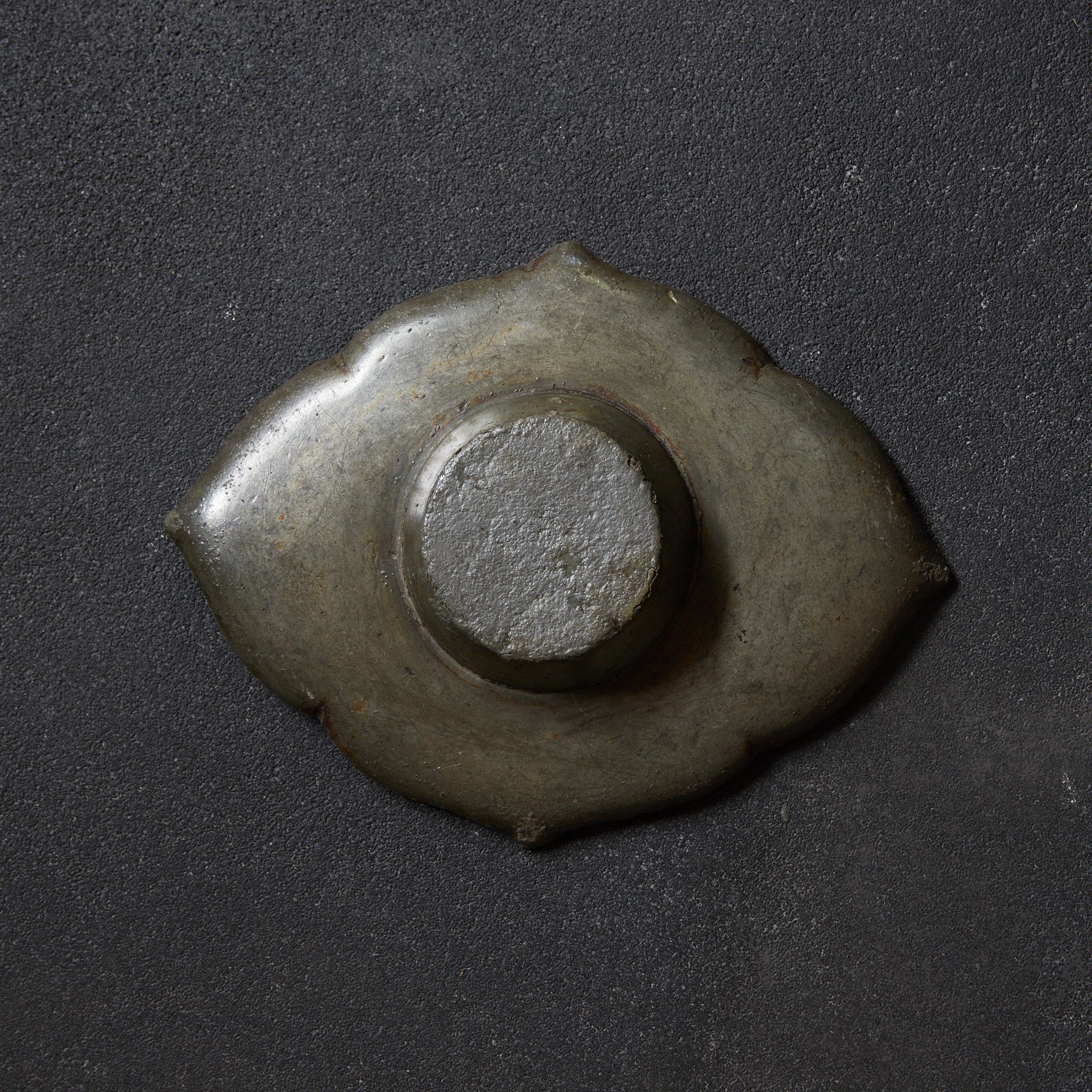 PIATTINO A FIORE LOBATA DI STAGNO ANTICO, Set da 5, Dinastia Qing(1616–1911 d.C.)