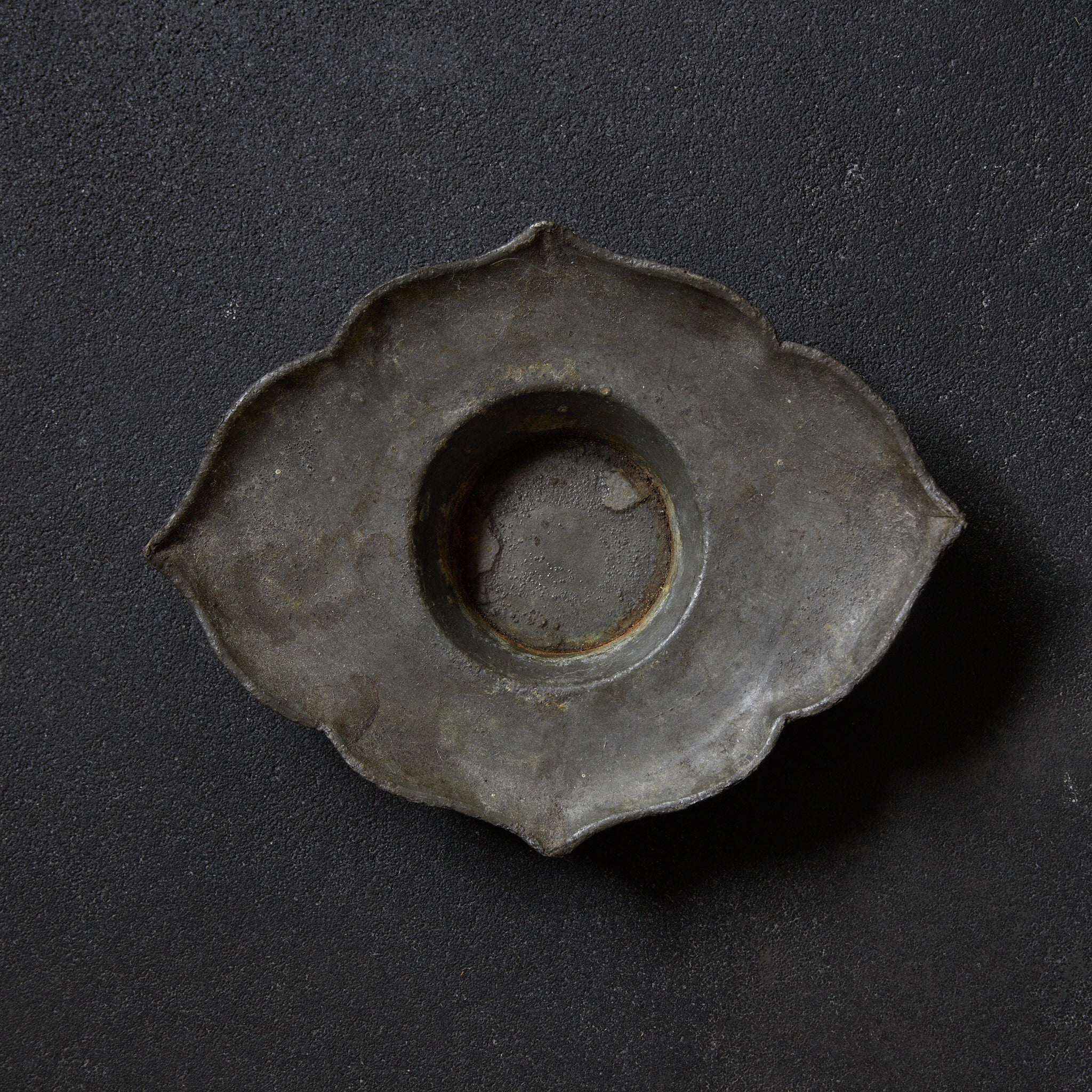 PIATTINO A FIORE LOBATA DI STAGNO ANTICO, Set da 5, Dinastia Qing(1616–1911 d.C.)