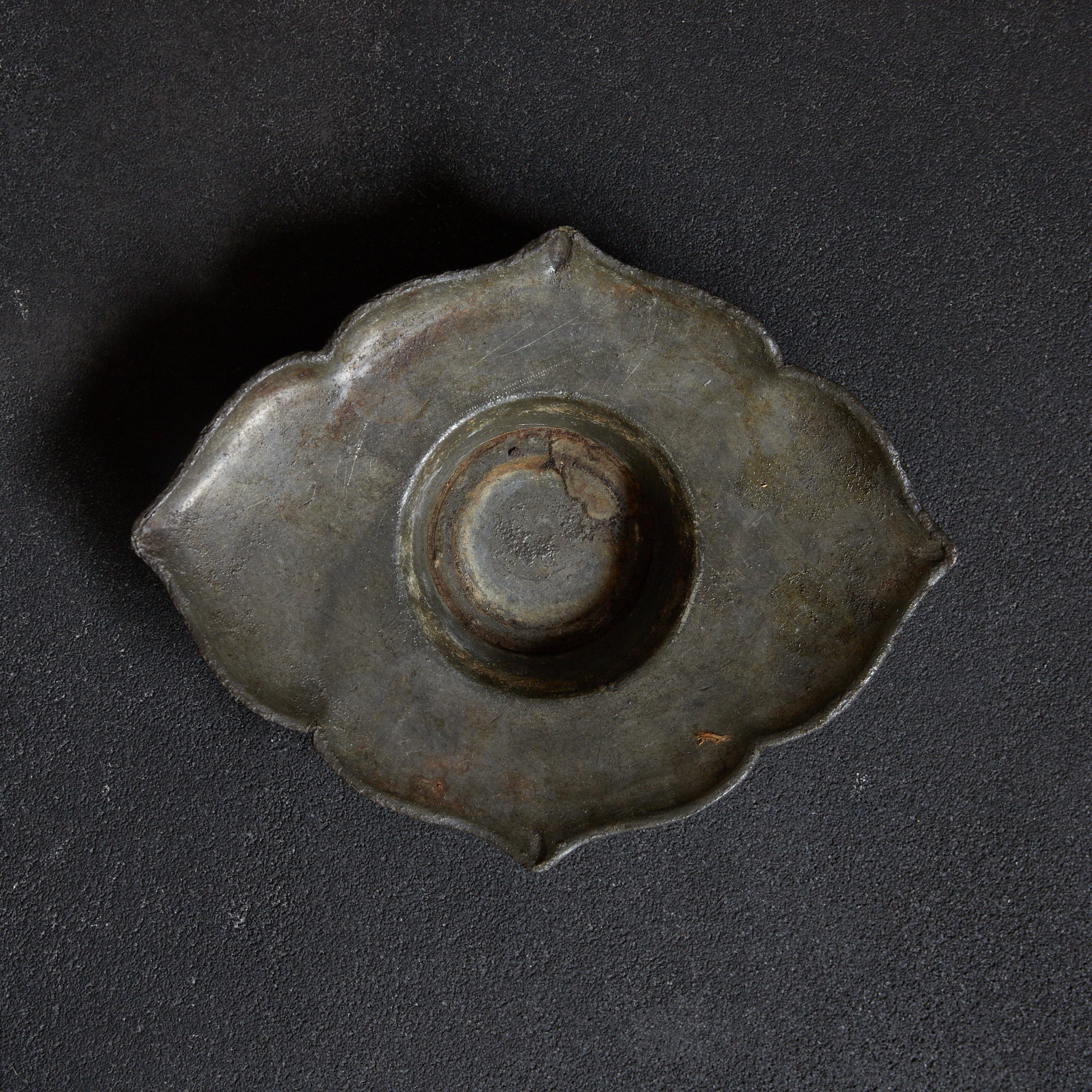 PIATTINO A FIORE LOBATA DI STAGNO ANTICO, Set da 5, Dinastia Qing(1616–1911 d.C.)