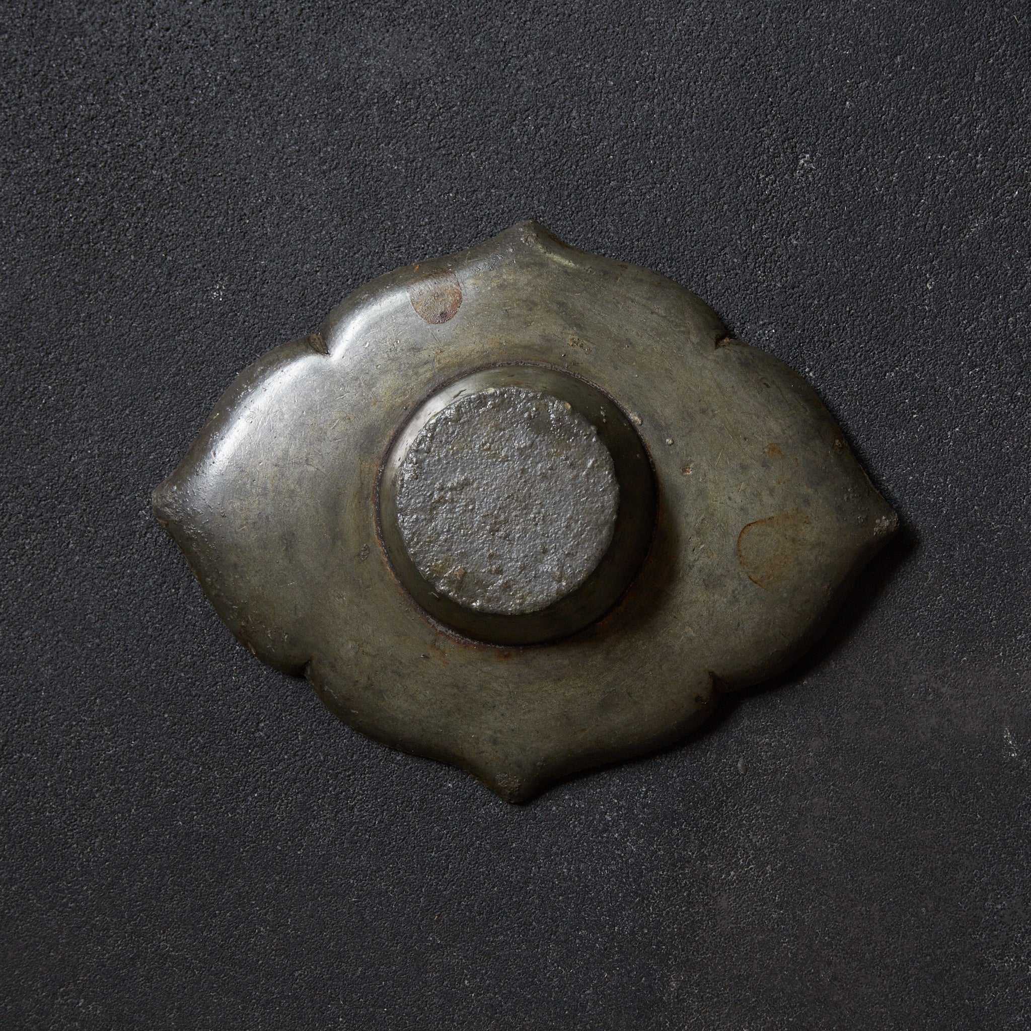 PIATTINO A FIORE LOBATA DI STAGNO ANTICO, Set da 5, Dinastia Qing(1616–1911 d.C.)