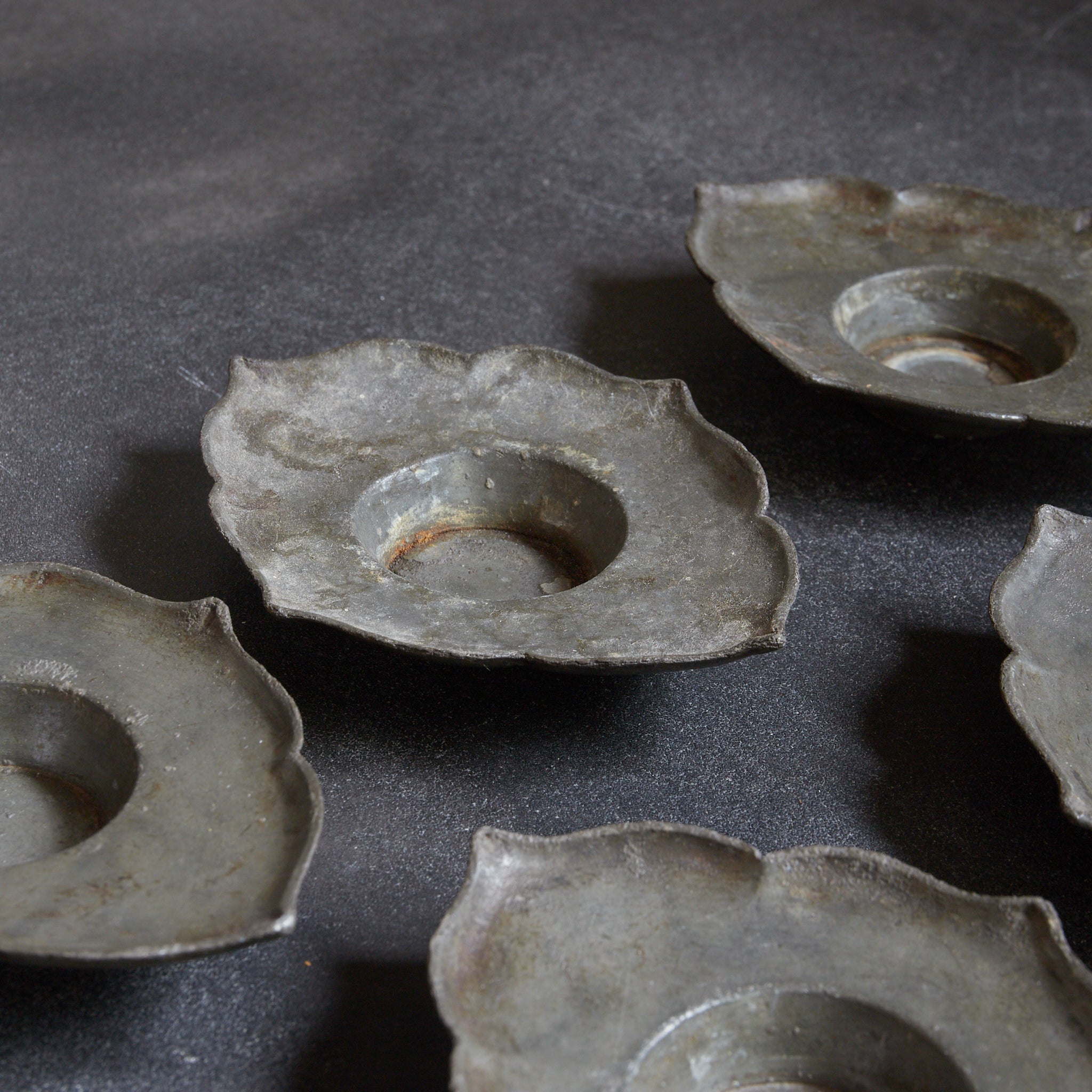 PIATTINO A FIORE LOBATA DI STAGNO ANTICO, Set da 5, Dinastia Qing(1616–1911 d.C.)