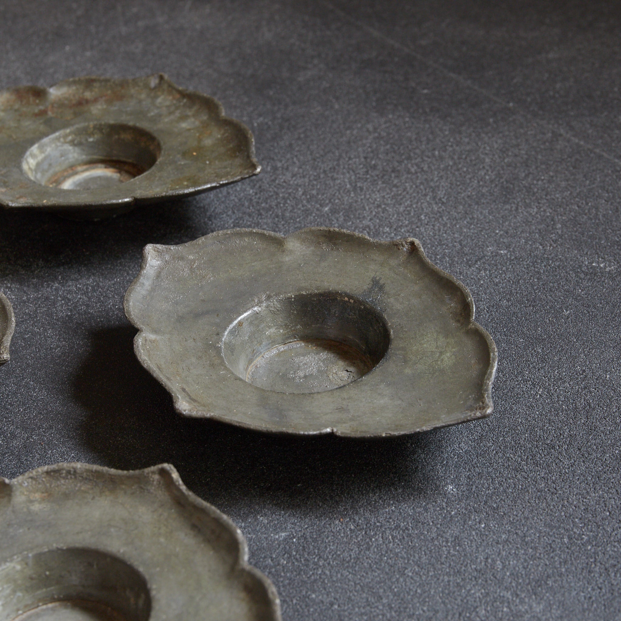 PIATTINO A FIORE LOBATA DI STAGNO ANTICO, Set da 5, Dinastia Qing(1616–1911 d.C.)