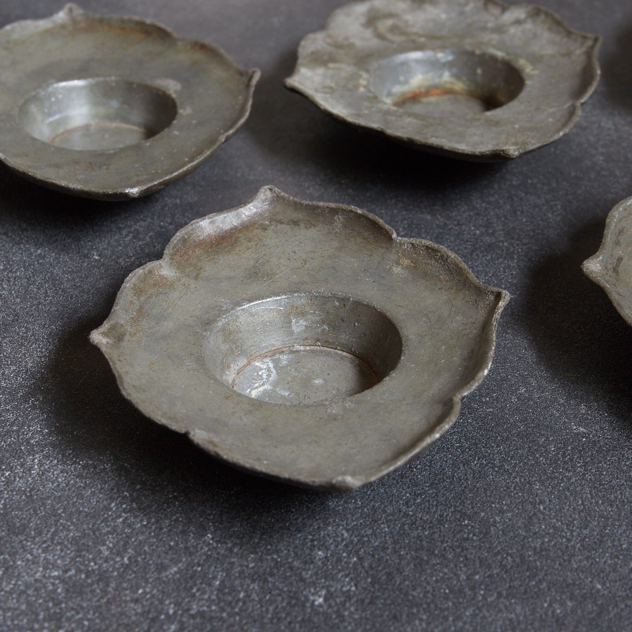 PIATTINO A FIORE LOBATA DI STAGNO ANTICO, Set da 5, Dinastia Qing(1616–1911 d.C.)