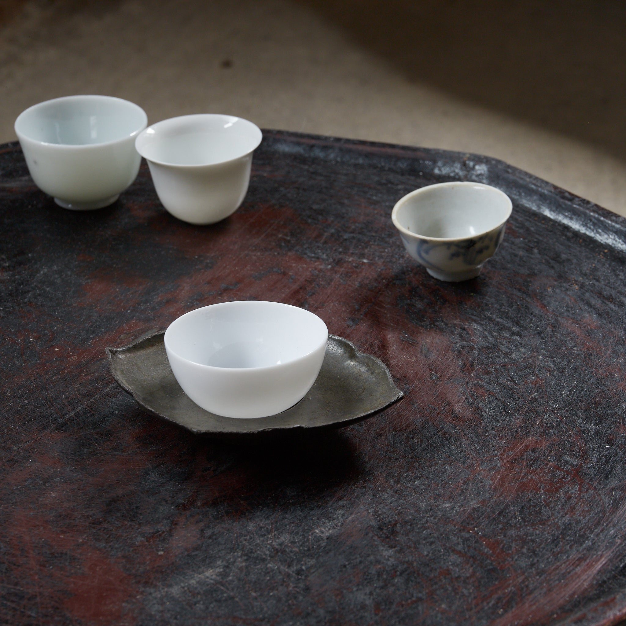 PIATTINO A FIORE LOBATA DI STAGNO ANTICO, Set da 5, Dinastia Qing(1616–1911 d.C.)