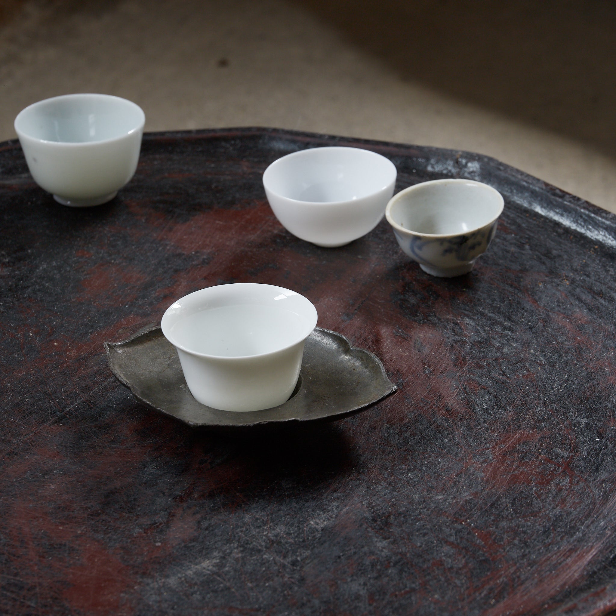 PIATTINO A FIORE LOBATA DI STAGNO ANTICO, Set da 5, Dinastia Qing(1616–1911 d.C.)