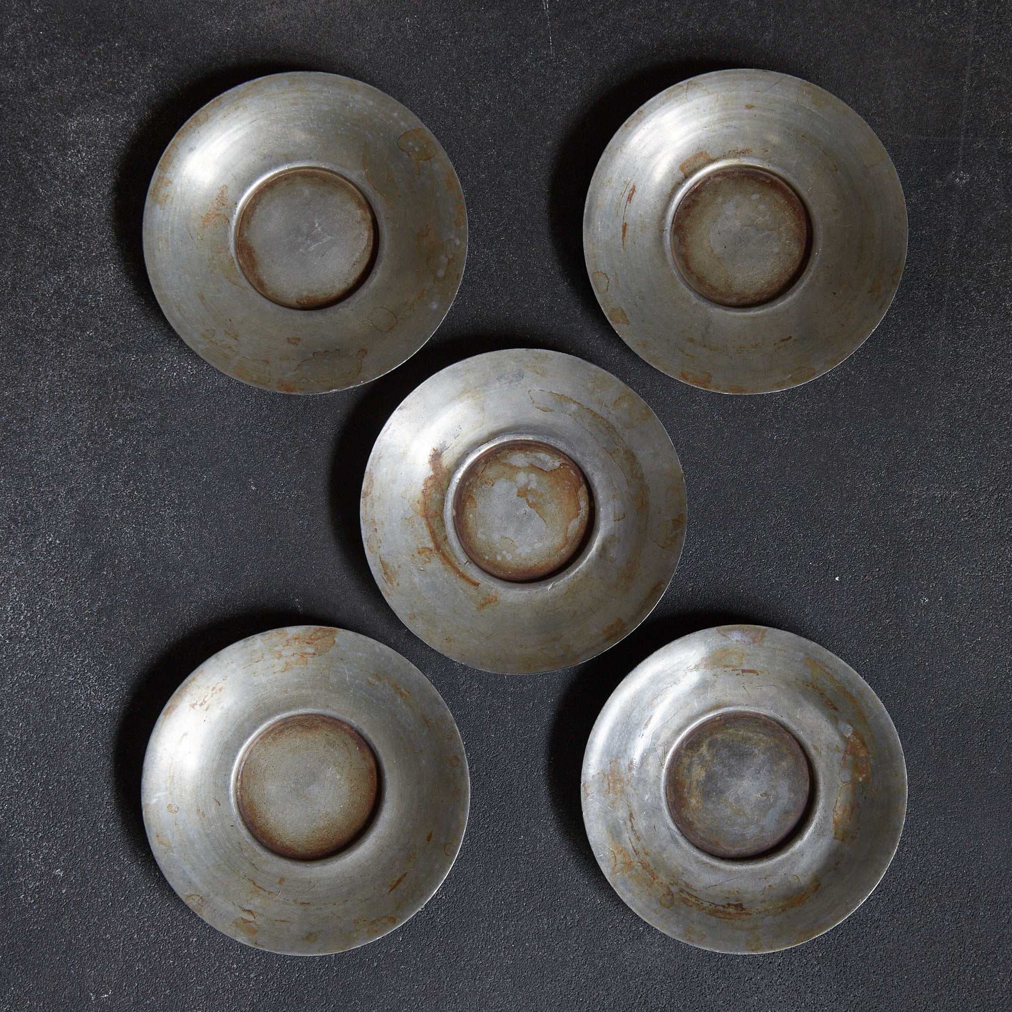 PIATTINO ROTONDO DI STAGNO ANTICO, Marcato, set da 5, Dinastia Qing(1616–1911 d.C.)
