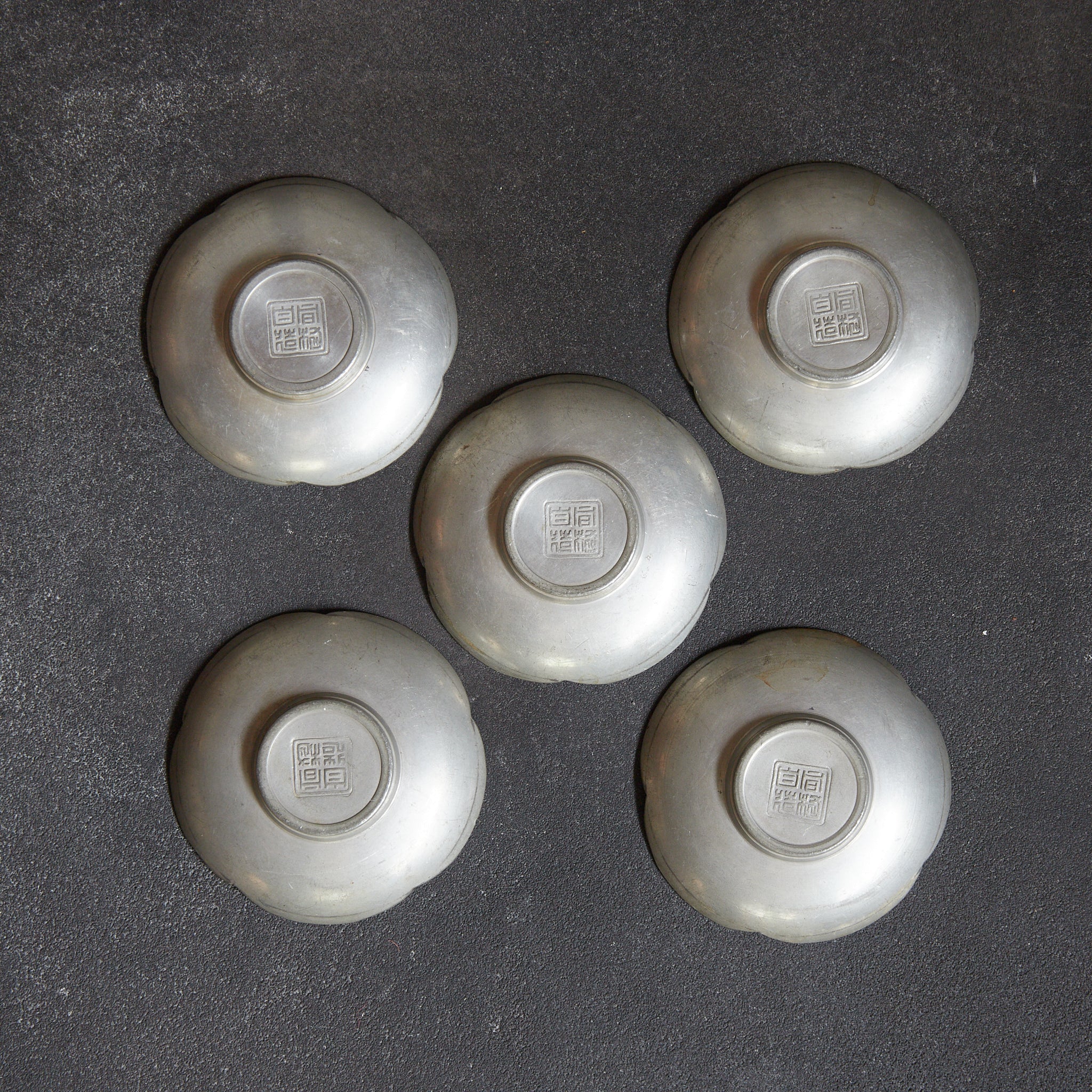 ALTE BLÜTENFÖRMIGE ZINNERNE UNTERTASSE, gemarkt, 5er-set, Qing-Dynastie(1616–1911 n. Chr.)