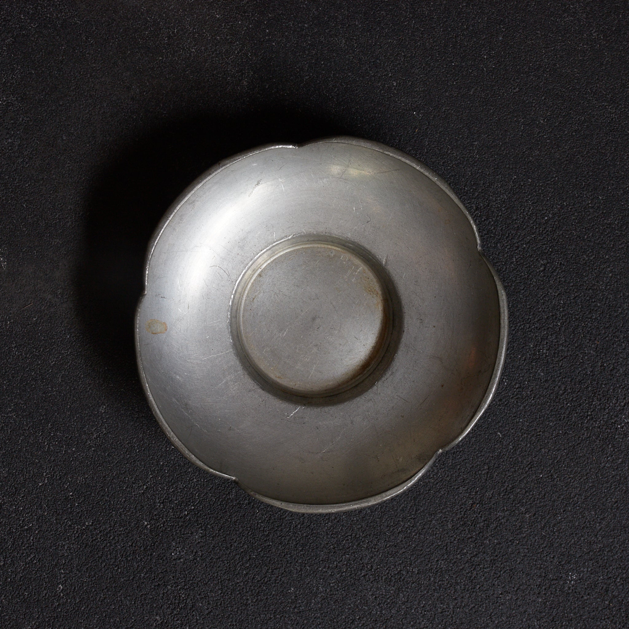 ALTE BLÜTENFÖRMIGE ZINNERNE UNTERTASSE, gemarkt, 5er-set, Qing-Dynastie(1616–1911 n. Chr.)