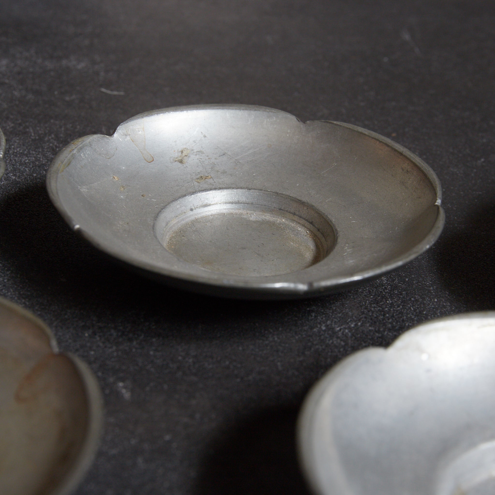 ALTE BLÜTENFÖRMIGE ZINNERNE UNTERTASSE, gemarkt, 5er-set, Qing-Dynastie(1616–1911 n. Chr.)