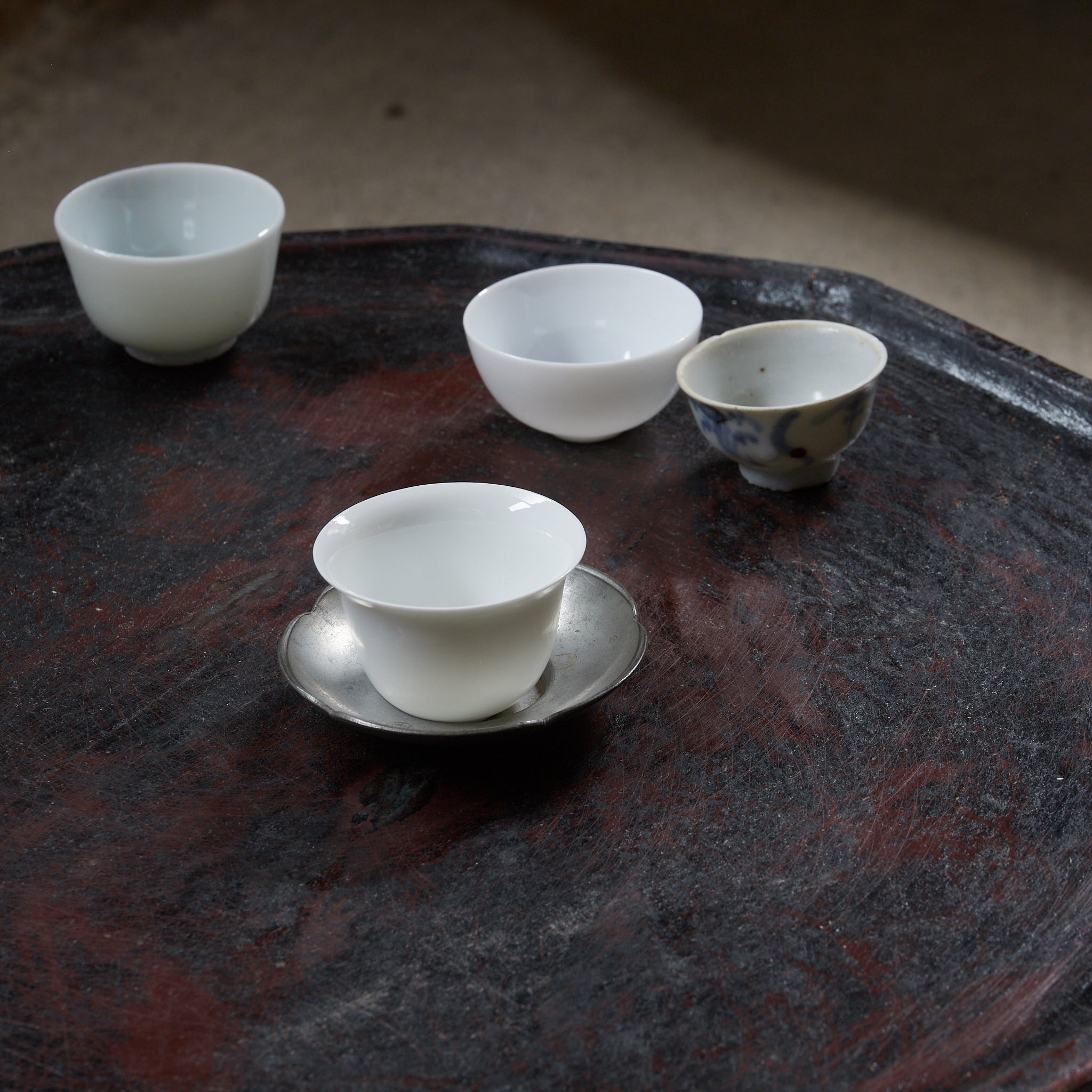ALTE BLÜTENFÖRMIGE ZINNERNE UNTERTASSE, gemarkt, 5er-set, Qing-Dynastie(1616–1911 n. Chr.)
