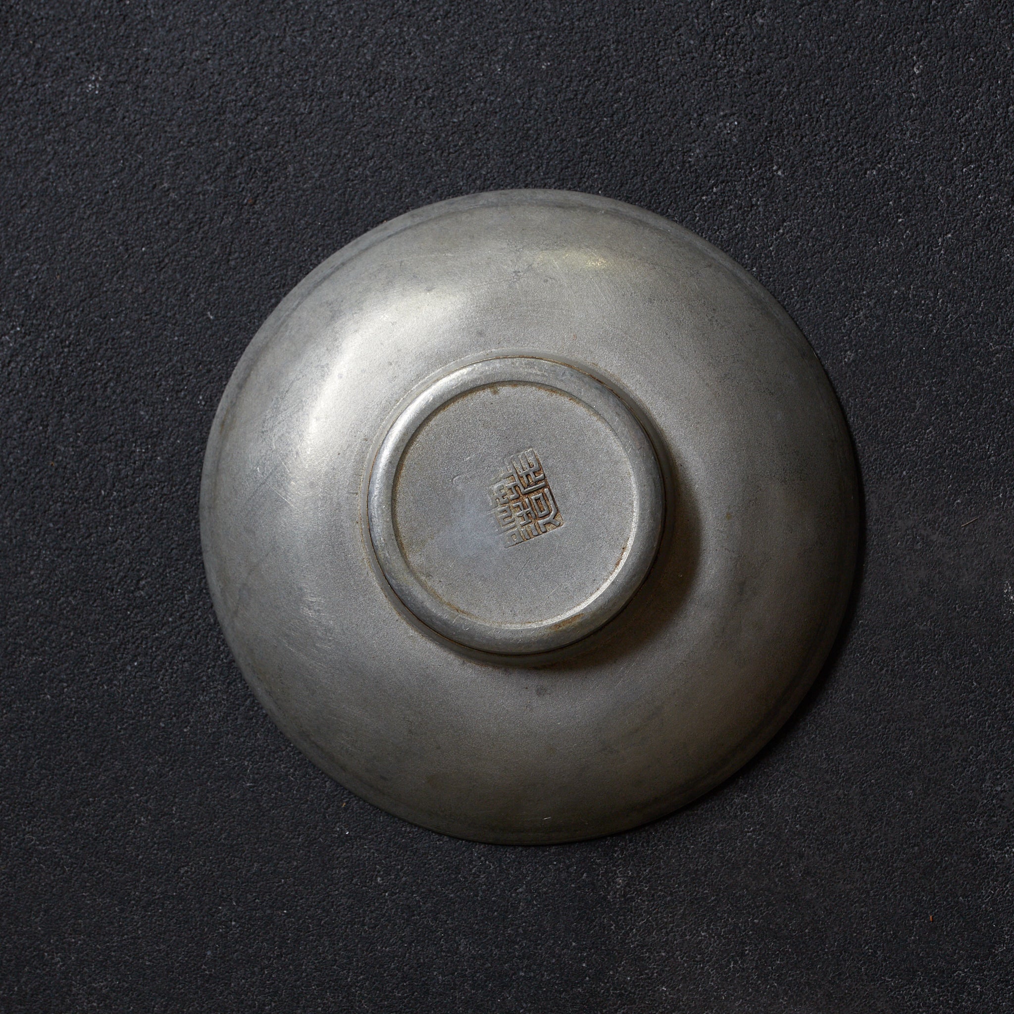 PIATTINO ROTONDO DI STAGNO ANTICO, Con motivo figurativo variato, Marcato, set da 5, Dinastia Qing(1616–1911 d.C.)