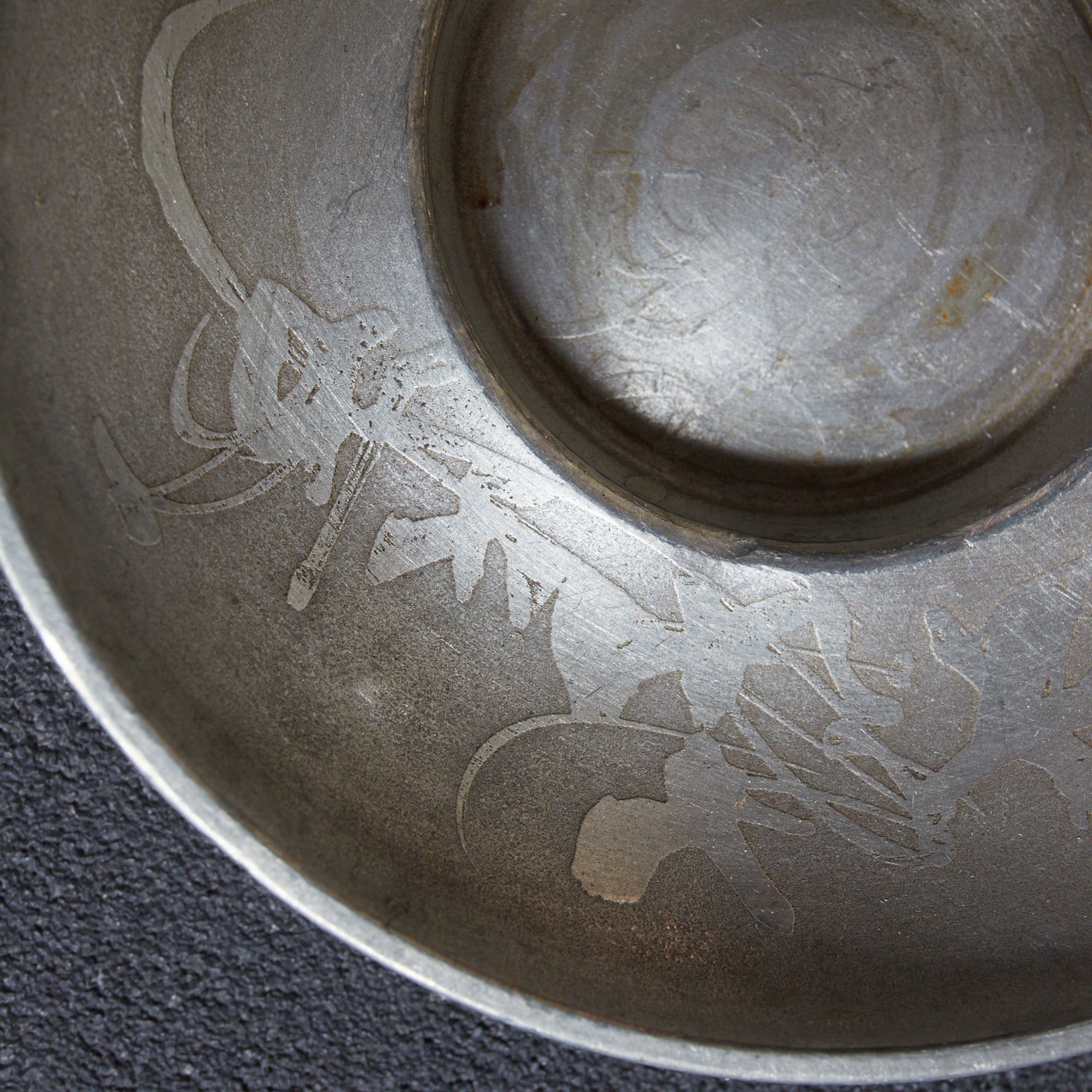 PIATTINO ROTONDO DI STAGNO ANTICO, Con motivo figurativo variato, Marcato, set da 5, Dinastia Qing(1616–1911 d.C.)