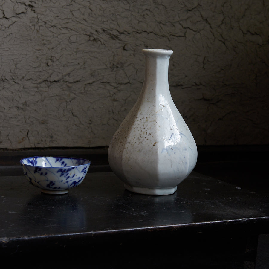 李朝 白磁青花笹文面取瓶(1392–1897CE)