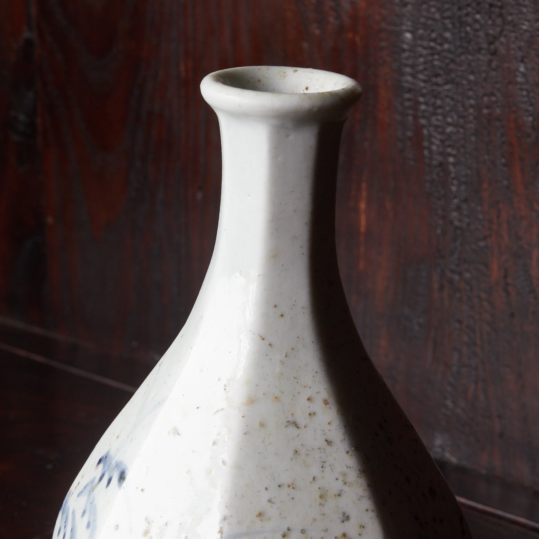 BOTTIGLIA SMUSSATA, Porcellana bianca e blu con motivo di erba di bambù, Dinastia Joseon(1392–1897 d.C.)