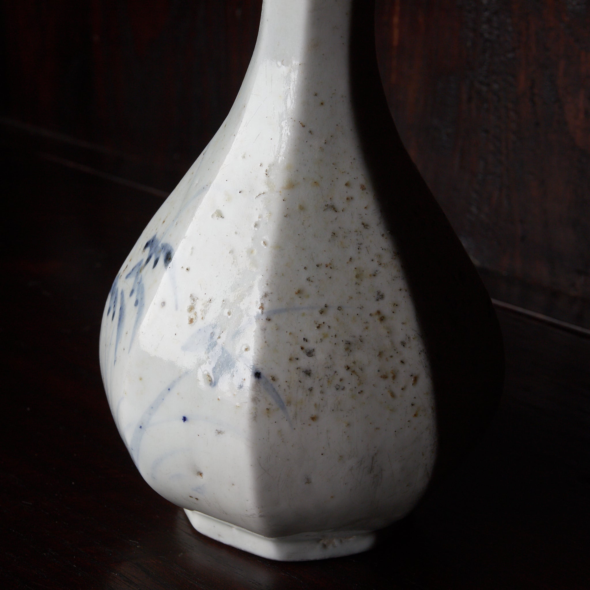BOTTIGLIA SMUSSATA, Porcellana bianca e blu con motivo di erba di bambù, Dinastia Joseon(1392–1897 d.C.)
