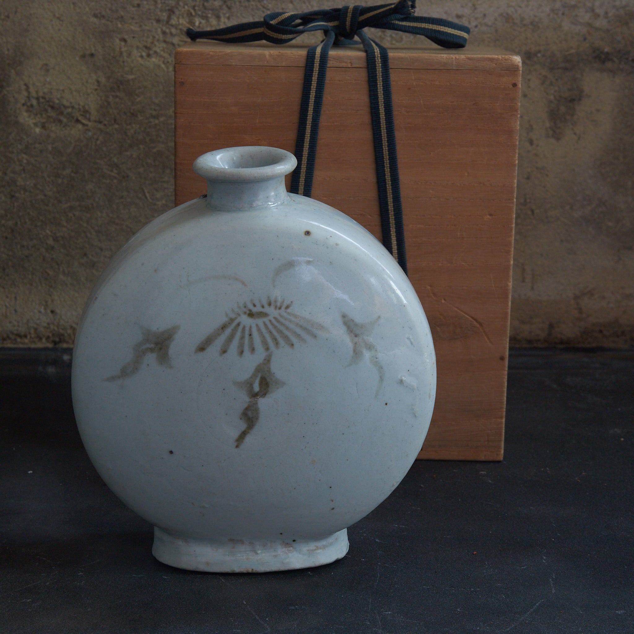 李朝 白磁鉄砂草花文扁壺 木箱付(1392–1897CE)