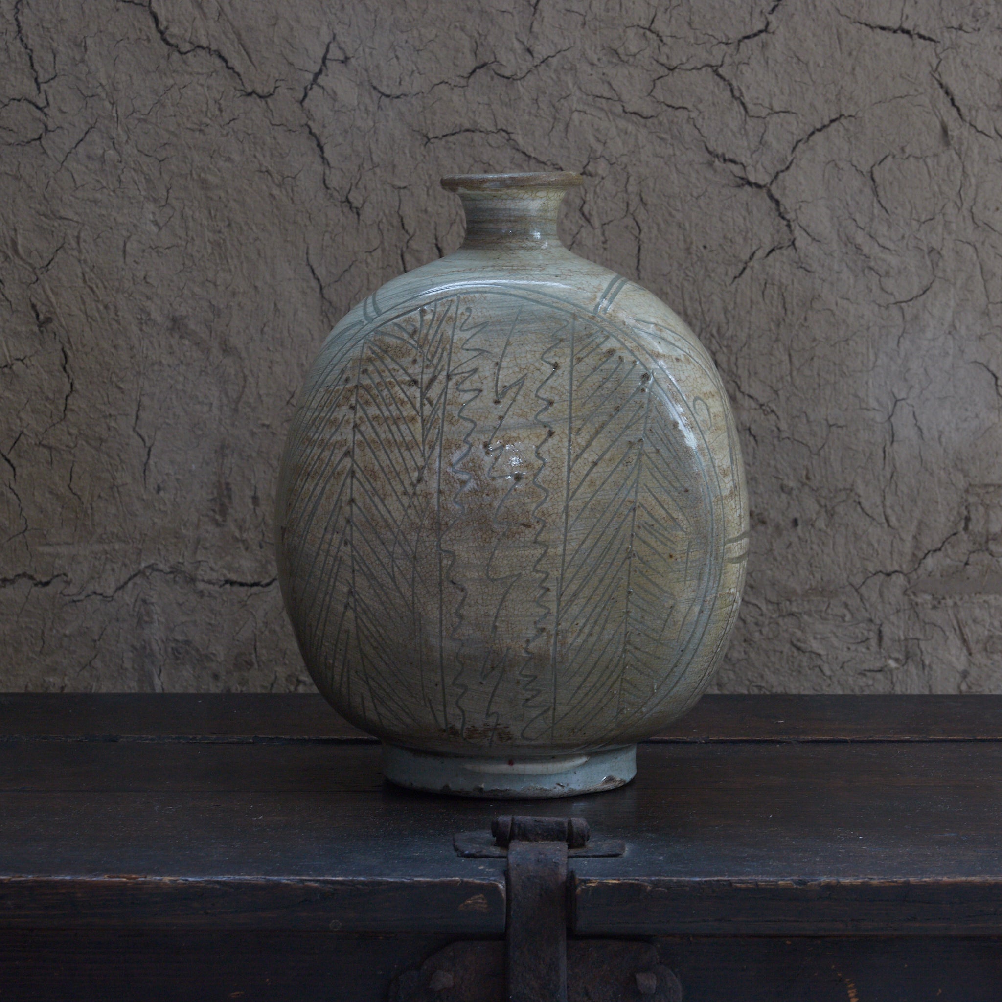 李朝 粉青掻落芭蕉文扁壺 木箱付(1392–1897CE)