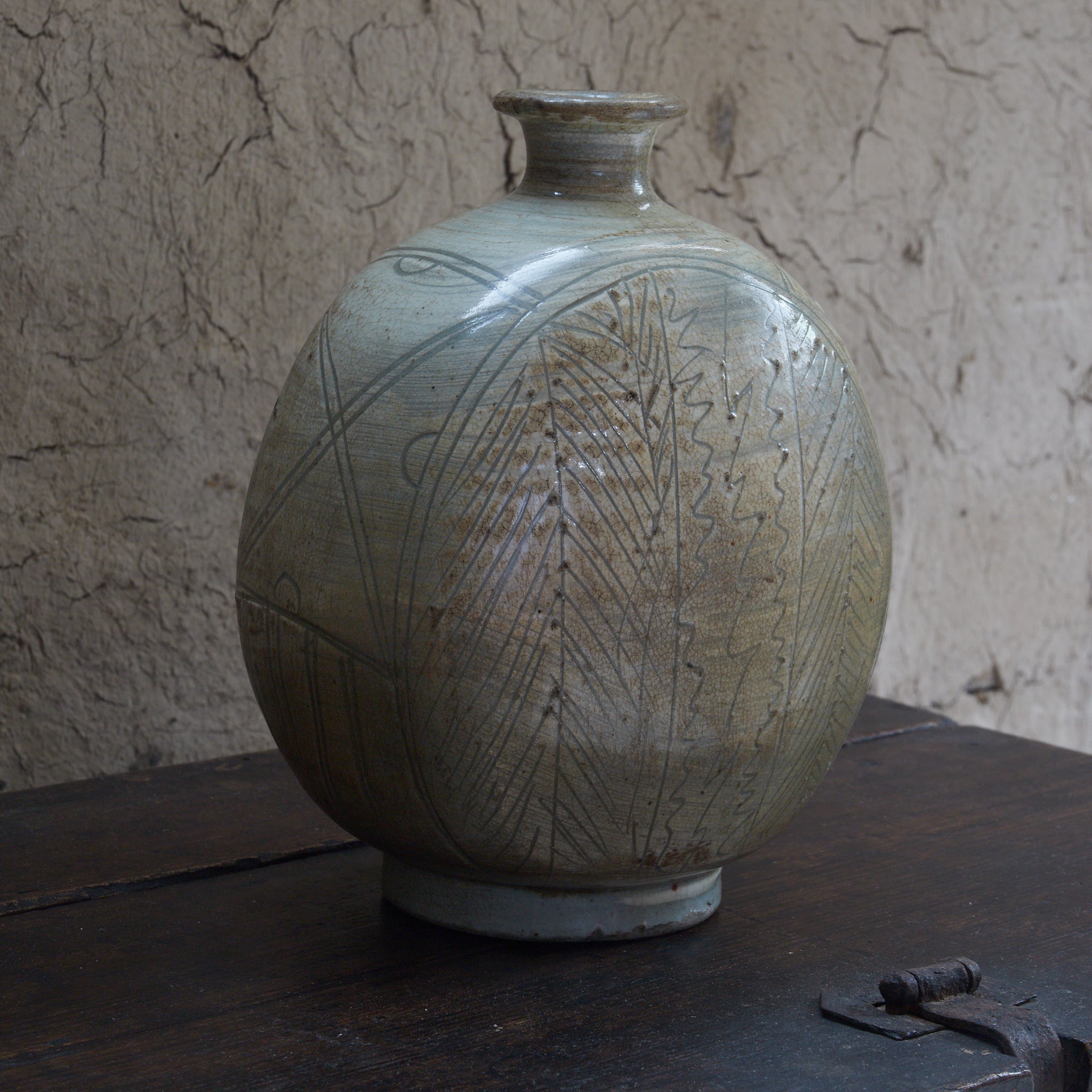 李朝 粉青掻落芭蕉文扁壺 木箱付(1392–1897CE)