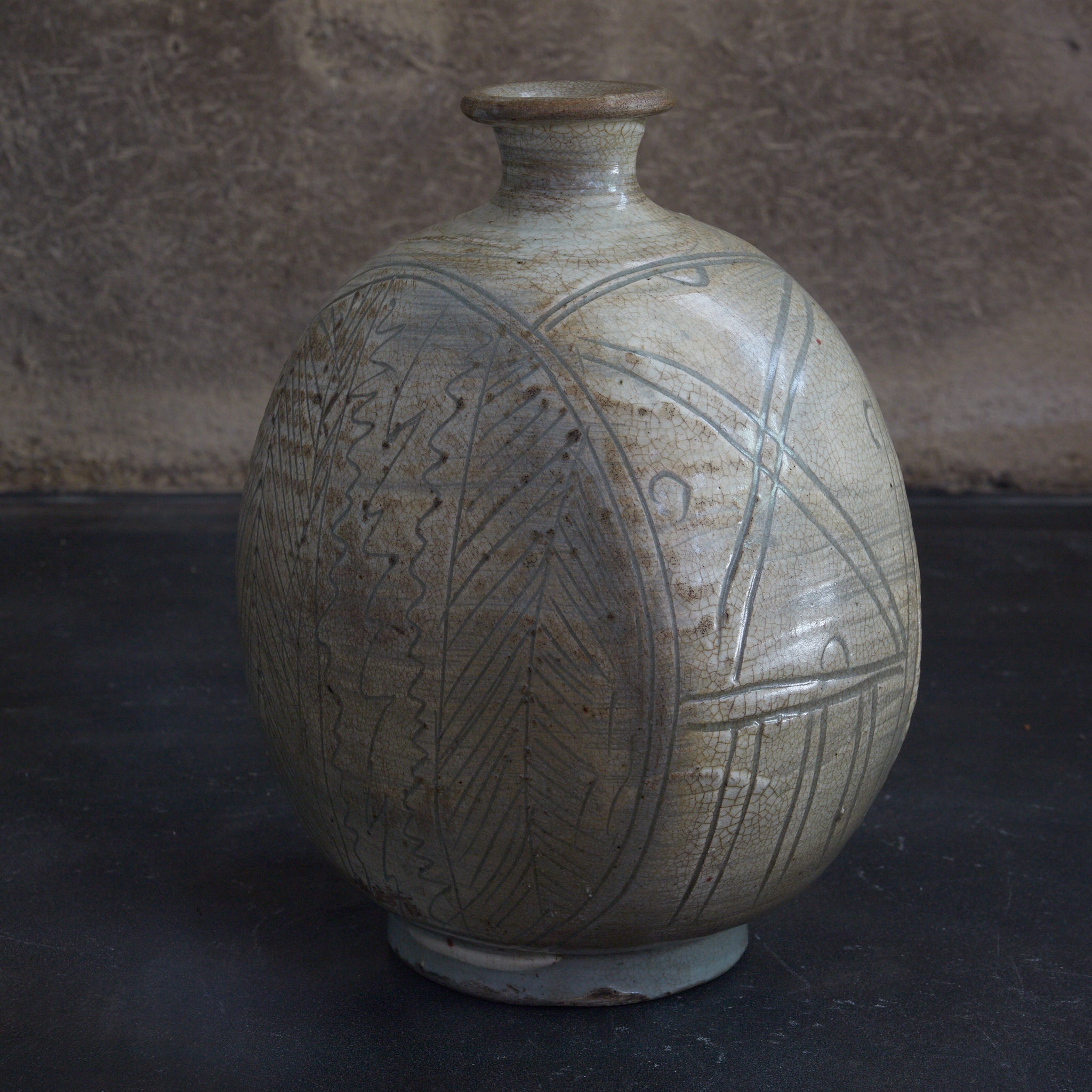 李朝 粉青掻落芭蕉文扁壺 木箱付(1392–1897CE)
