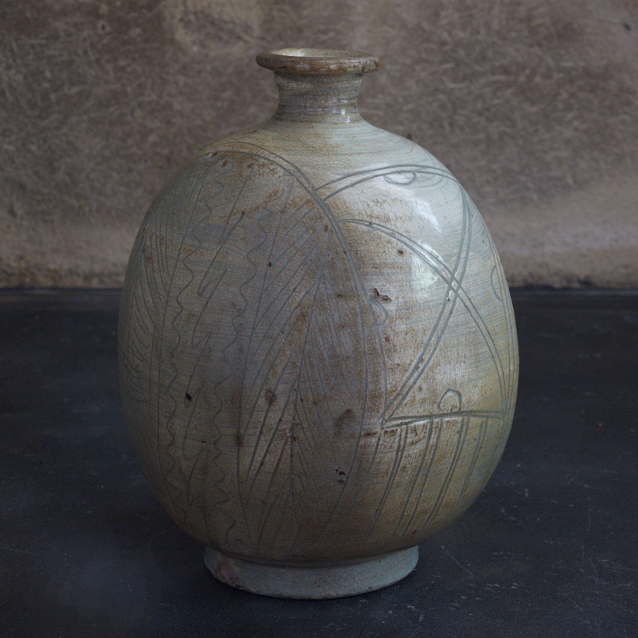 李朝 粉青掻落芭蕉文扁壺 木箱付(1392–1897CE)